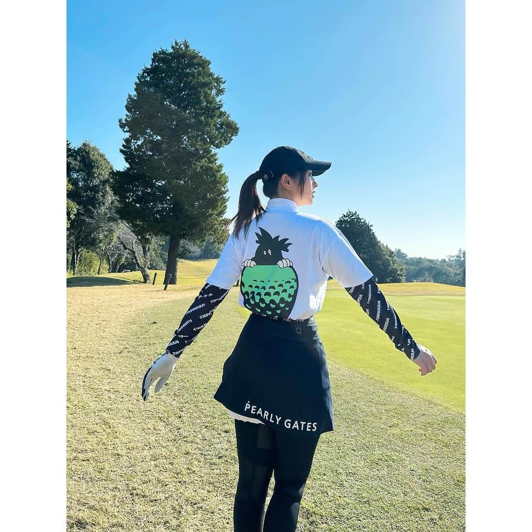 水崎綾女のインスタグラム：「午前午後で気分をあげる為に お洋服チェンジしたよ♡ 朝はすごく寒かったけど、午後は暖かくてぽかぽかdayでした。  #golf #golfr #golf初心者 #🔰 #ゴルフ #ごるふ女子 #🏌️‍♀️ #⛳️ #ゴルフコンペ」