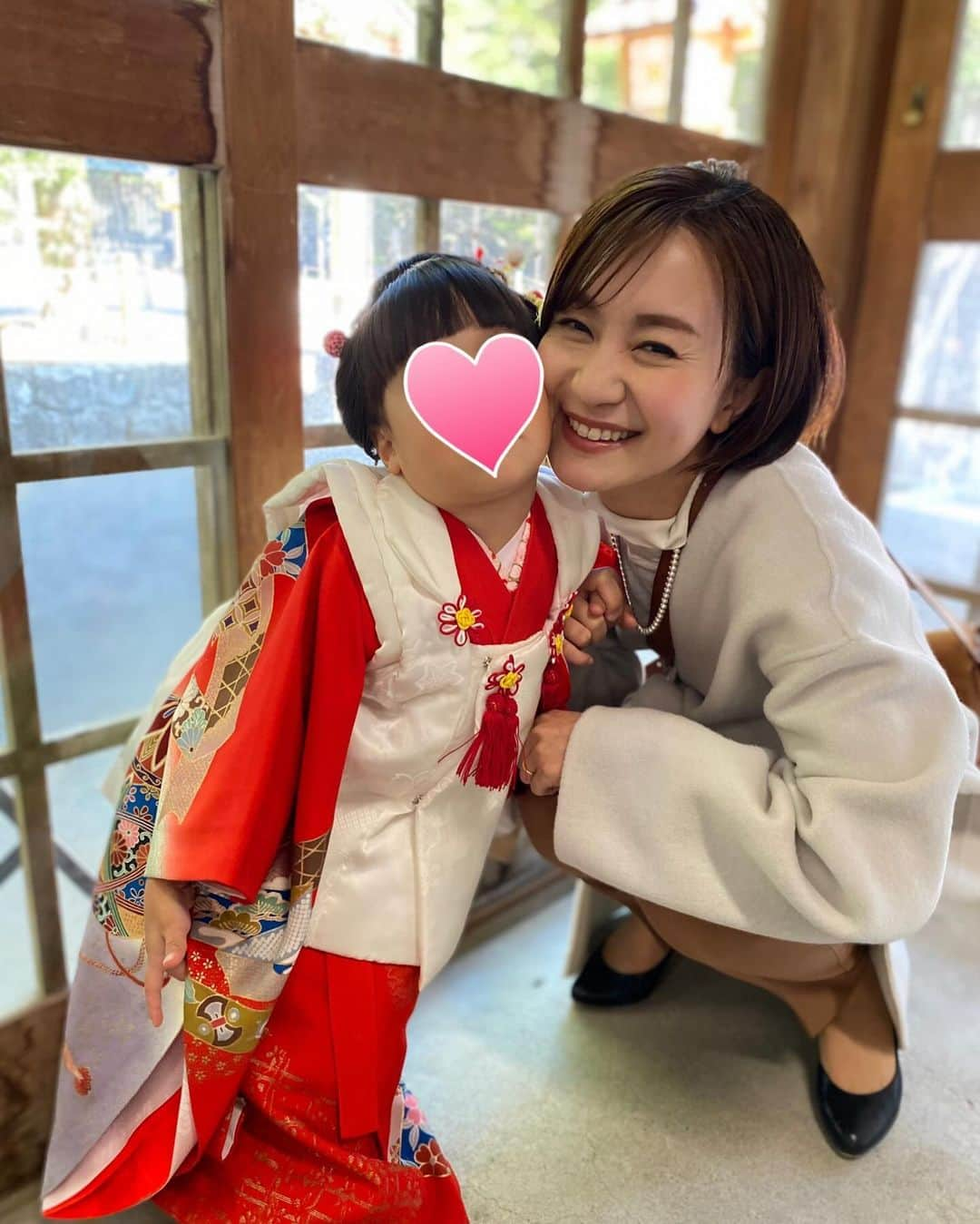 古屋敷沙耶さんのインスタグラム写真 - (古屋敷沙耶Instagram)「七五三♡ 私が3歳の時に着た着物を娘に着せることができ、両親も大喜び🥹 . . 娘も楽しみにしていた七五三。 興奮していたのか？朝4時半に起きてどうなることかと思いましたが、お菓子とじぃじばぁばパワーで超ご機嫌で過ごせてホッと一安心😂 . . 朝早くからのヘアセットもよく頑張りました👏 日本髪も大好評🥰✨ 短い髪なのに、、プロの技に感激😳 . . すくすく元気に育ってくれてありがとう♡ . . . . . #七五三#宮崎神宮 #七五三3歳#七五三3歳女の子  #日本髪#新日本髪#七五三日本髪 #受け継いだ着物#母から娘へ」11月25日 20時34分 - mrt.furuyashiki