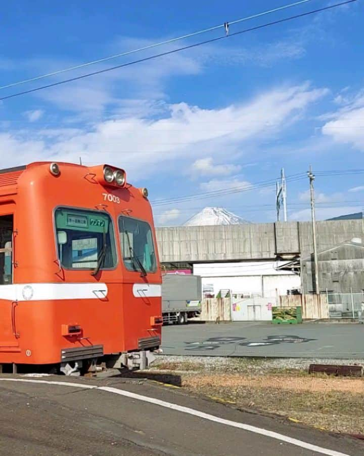 とくこのインスタグラム：「沼津の劇場入りは、  沼津を通りすぎ～ 岳南鉄道吉原駅～ 途中下車しながら電鐘式踏切を愛でつつ～ 岳南鉄道を走る元京王車両達を愛でつつ～ 電気機関車を愛でつつ～  沼津入りしました！  #危うくもっと通りすぎて大井川鐵道とか #その他静岡の私鉄も気になってたけど #またの機会に  #岳南鉄道 #ママ鉄」