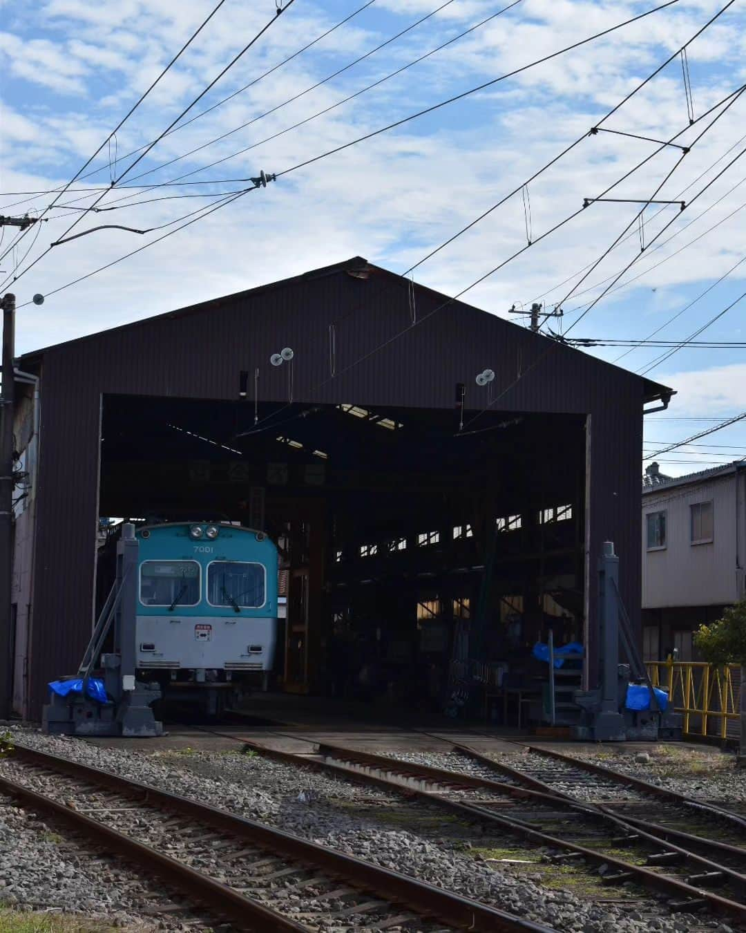 とくこさんのインスタグラム写真 - (とくこInstagram)「沼津の劇場入りは、  沼津を通りすぎ～ 岳南鉄道吉原駅～ 途中下車しながら電鐘式踏切を愛でつつ～ 岳南鉄道を走る元京王車両達を愛でつつ～ 電気機関車を愛でつつ～  沼津入りしました！  #危うくもっと通りすぎて大井川鐵道とか #その他静岡の私鉄も気になってたけど #またの機会に  #岳南鉄道 #ママ鉄」11月25日 20時35分 - tokukoyori