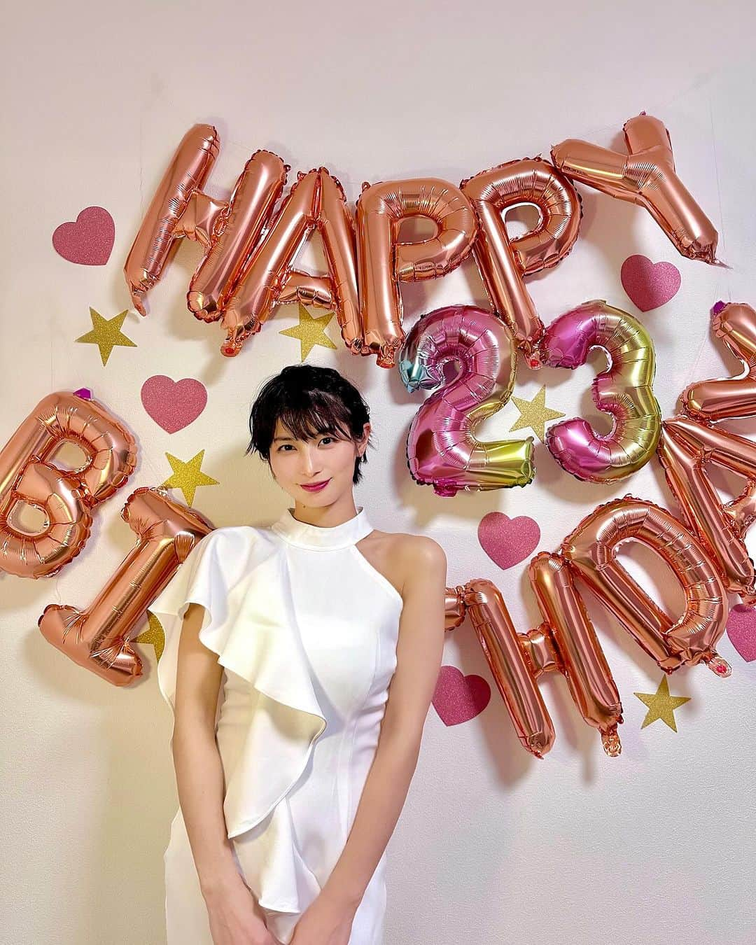 大島璃乃のインスタグラム：「本日11/25に23歳になりました🥳 たくさんのお祝いメッセージありがとうございます🙇‍♀️💓 本当に嬉しいです！！！  いつも応援してくださる皆様がいるからこそ、 今の私が存在しています。がんばれます。 いろんな人に支えられて生きていることを 実感できる毎日が幸せです。  ファンの皆様や仕事で関わる皆様、そして家族。 応援してくれるすべての方に恩返しができるように。 また１年自分を磨いて頑張ります。  今後とも【 #大島璃乃 】の応援・布教・推し活を 宜しくお願いいたします！！！  12月に情報解禁のお知らせがいくつかあるので お楽しみに☺️💓  みんなのことが大好きだよ。 これからもみんなの支えになりたいし、 みんなも私のこと支えてくださいっ！！！  大島璃乃  #23 #誕生日 #バースデー  写真は #バースデーサプライズ  じゃないよ こういうのやってみたかったから #ドンキ で 自分で買ってきて飾り付けしたよ #ドレス とか好きだから 近い感じの服着てみたよ #人生 #楽しんでます  #みんなも #一緒に #楽しもう  #happy #birthday #birthdaygirl #1125 #birthphotography #happybirthday  #november #november25 #11 #25」