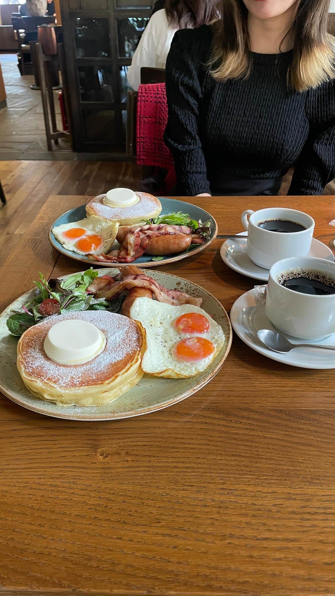 りょうくんグルメのインスタグラム：「【IVY PLACE】  東京No.1のモーニングと言われる代官山のお洒落レストラン。  名物のアイヴィーブレックファストパンケーキコンボプレートの内容はパンケーキ、ソーセージ、ベーコン、目玉焼き、サラダと豪華！  卵は目玉焼きかスクランブルエッグか、ソースは蜂蜜かメープルかを選択可能。  ドリンクは+400でコーヒーかエスプレッソかカフェラテ、紅茶を選べる コーヒーはおかわり自由。 ここのコーヒーかなり美味しい!!  見た目も味もとても素晴らしい理想の朝食。 絶品バターと蜂蜜で楽しむパンケーキはベーコンやソーセージのあまじょっぱさで手が止まらない。ボリューミーなのでお腹を空かせて行こう。  席数は多くテラス席もあり。 一時間半制。雰囲気も接客も良く優雅な朝を楽しめる。一度は絶対に行くべき東京どころか世界一の朝食！  A restaurant in Daikanyama, Tokyo, where you can enjoy a delicious breakfast. You can enjoy an elegant breakfast with a great atmosphere and customer service.  🏠 IVY PLACE 💰 アイヴィーブレックファストパンケーキコンボプレート with Coffee¥2700 🚃代官山駅(Daikanyama St.) 🕐BREAKFAST8:00〜10:45 📍 東京都渋谷区猿楽町16-15 DAIKANYAMA T-SITE GARDEN(DAIKANYAMA T-SITE GARDEN, 16-15 Sarugaku-cho, Shibuya-ku, Tokyo)」