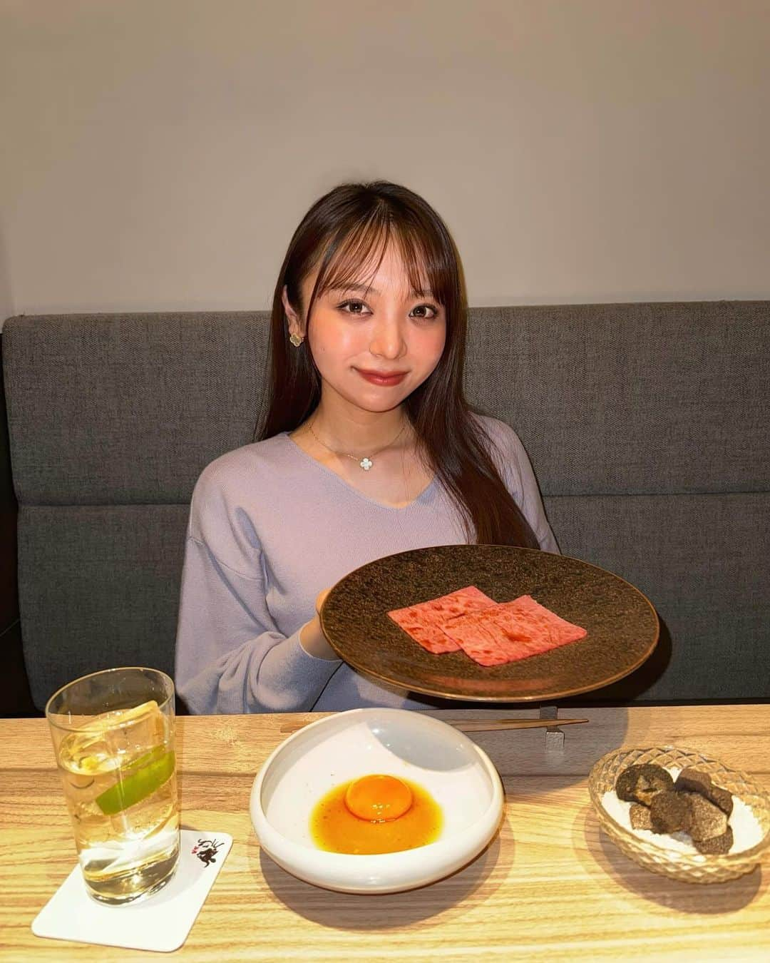 勝又彩央里のインスタグラム：「旬の食材をふんだんに使用した匠コースをいただきました🍁  国産黒毛和牛A5ランクの至極の焼肉、秋トリュフ、キャビア、新イクラ、秋鮭、、、と素材もすばらしい！ どれもとても繊細で上品なお味でした！幸せ〜😮‍💨  横浜店限定なので是非、旬の食材と高級和牛の逸品を味わってね〜🤍  #PR #うしごろ横浜 #焼肉 #ディナー #横浜 #グルメ #グルメ女子 #ニット #ニットコーデ #コーデ #思い出 #ootd #tflers #instagood #休日 #秋 #秋コーデ」