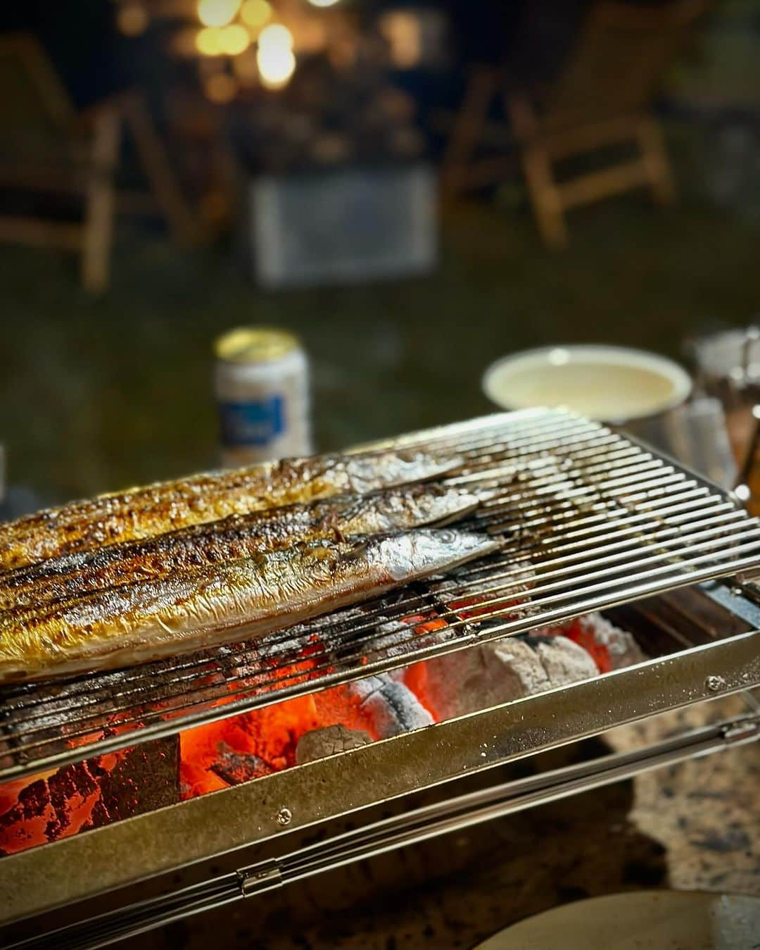 SUNDAY MOUNTAINのインスタグラム：「【旬の食材を気軽に気楽にとことん味わえる、卓上バーベキューグリル『ユニセラTG-3』にユニセラケース、スティックターボ2が付いてお値段据えおきのお得なセット！数量限定入荷！  【ワンポイント】秋刀魚は焼く前にハケで全体に油を塗って、塩をたっぷりと付けてあげると、網にくっ付かずにキレイにやけますよー。  ■ブランド名：UNIFLAME ■商品名：ユニセラTG-3 ライターセット ■サイズ： ＜ユニセラTG－3＞ 使用時／（約）31.5 × 25 × 19（h）cm 収納時／（約）31.5 × 16.5 × 8.5cm ＜ユニセラケース＞ （約）33 × 10 × 21（高さ）cm ＜スティックターボ2＞ （約）Φ1.6（Φ2.7）×全長20.9cm ■重量： ＜ユニセラTG－3＞ （約）3.1kg  ＜スティックターボ2＞  （約）140ｇ(未充填時)  充填量／（約）3.0g（0.28g／分） ■セット内容： ・ユニセラTG－3  ・ユニセラケース  ・スティックターボ2 ■税込価格：13,200円  #ユニセラ　 #ユニセラTG3  #スティックターボ  #スティックターボ2  #秋刀魚 #さんま　 #キャンプでさんま　 #キャンプで秋刀魚」