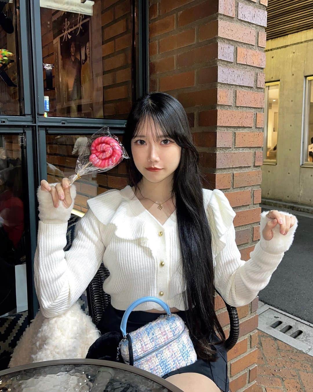 ミルのインスタグラム：「久しぶりのフィード投稿📷🥰❤️ ⁡ ハコと酉の市へ...⛩️💕 おばあちゃんの家が近くて小さい頃から毎年行っているので今年も無事行けて嬉しかったです🤫✨ （Vlogでます🥰） ⁡ めちゃくちゃ聞いて欲しいのですがハコが @annmiru_365 着て来てくれたの😭本当に嬉しかった😭💕 そしてめちゃくちゃ似合ってるはこ ！！！！！！！！！！！！！！😇（雄叫び）笑 え！言ってくれたら良かったのにぃ！🥹って言ったら自分のお金で買う事に意味があるし何かしらは絶対に買いたい！って思ってて悩んだんだ〜って話してくれて涙一歩手前お祭り前なのに危ない危ない😮‍💨💦 ⁡ そんなハコちゃんは謎のタイミングでミルの事を隠し撮りする習性が高校生の頃からあるので今回もその一部を載せてみます😇笑（6枚目） （撮影した後面白がって1人で笑ってるまでがオチ🤣） いつも写真撮ってくれてありがとう🥺 ⁡ 12月POP-UPで発売する ・フリルニットカーディガン（White） ・AnnMiruネックレス で全身コーデしました🥰💕 ⁡ ネックレスはサンプル修正これが最後です！と担当さん達から言われていたくらい何回も修正して、 ・お上品なゴールド ・高見えするフォルム　にこだわりました。 これはいくらでも語れます。本当に可愛いの🥹✨ ⁡ フリルニットカーディガンは ・セクシーになり過ぎず女の子特有の華奢な首元を見せれるような開き具合に調節 ・前から後ろにかけて柔らかなフリルデザインに何度も苦戦しましたがやっと理想通りのお洋服が完成 ⁡ 日々の会議でお洋服について沢山学びながらも みんなが喜んでくれるアイテムをこれからも沢山考えられるように頑張ります！🥹💕 ⁡  今日も作文ですみません😭！ お祭り楽しかったです！明日はYouTube出ます！😇笑 ⁡ ⁡ ⁡ ⁡ ⁡ ⁡ ⁡ ⁡ ⁡ #冬服コーデ#annmiru#アンミル#ニットカーディガン#ニットコーデ  ⁡ ⁡ ⁡」