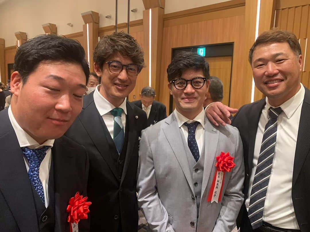 関本賢太郎さんのインスタグラム写真 - (関本賢太郎Instagram)「阪神タイガースOB会懇親会がコロナの影響で4年振りに開催されました。 日本一になった喜びを球団関係者、監督、コーチ、選手、OBで分かち合いました✨ 大山選手上手く撮れずにごめんなさい。けっして寝てる訳ではありません。1年間4番の激務を全うし優勝に導いたのは本当に凄い👏 梅野捕手離脱のあと坂本捕手本当に良く頑張りました❗️ キャッチャーは1人違う方向を向いて守る特性上ちょっとの動揺や焦りなど投手や野手に伝わってしまうもんですが見事に守り抜きました👏 彼らの頑張りに敬意を込めてありがとうとお疲れ様を伝えました。 #阪神タイガース #日本一 #OB会 #大山悠輔 #坂本誠志郎 #能見篤史」11月25日 20時41分 - sekimoto_kentaro