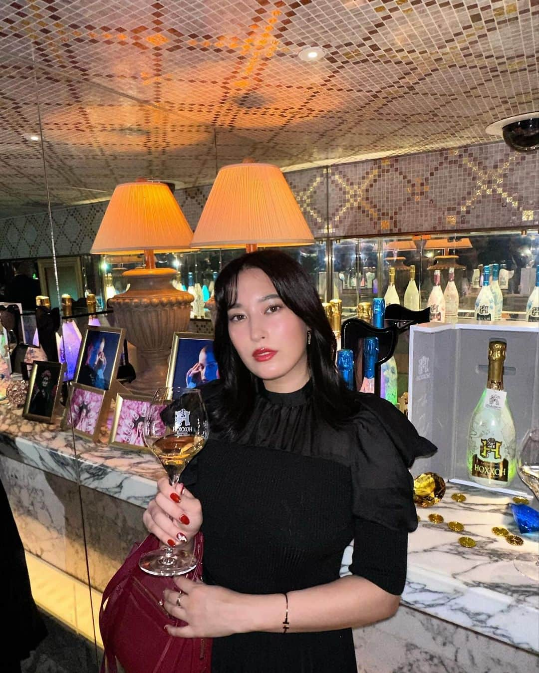 平田梨奈のインスタグラム：「HOXXOH Champagne Secret Party 🥂🤍  欧米で最も注目を集めてる新しいシャンパンHOXXOH！ お上品な味でとっても飲みやすかった♡  色もかわいいから女の子は絶対喜ぶね♪  @hoxxoh_japan   #オックス #HOXXOH #シャンパン  #シャンパーニュ #PR #高級シャンパン #光るシャンパン」