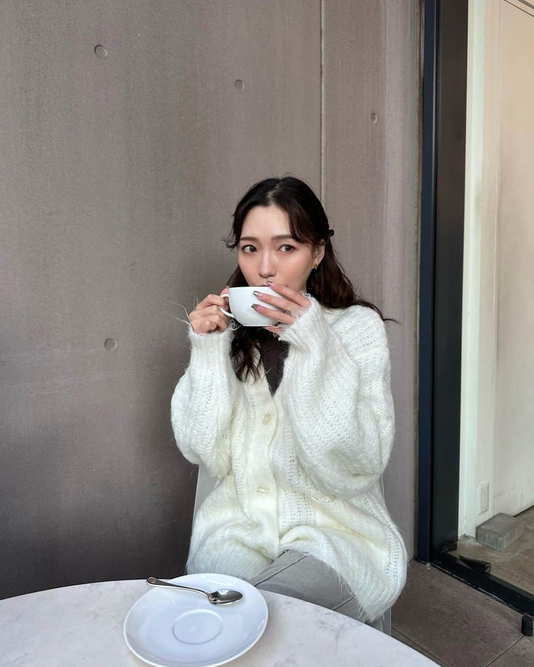 YUKIKOさんのインスタグラム写真 - (YUKIKOInstagram)「. coffee time☕️💭 やっぱり冬のホワイトニットって可愛い🤍 ホワイトのニットカーデは @wego_zozo 🤍 ZOZOTOWNでクーポン出てたよ🫶🏻  #PR #WEGO #ZOZOTOWN #ZOZOTOWN購入品 #カーディガン #ウィゴー #冬コーデ」11月25日 20時44分 - 128yukinco