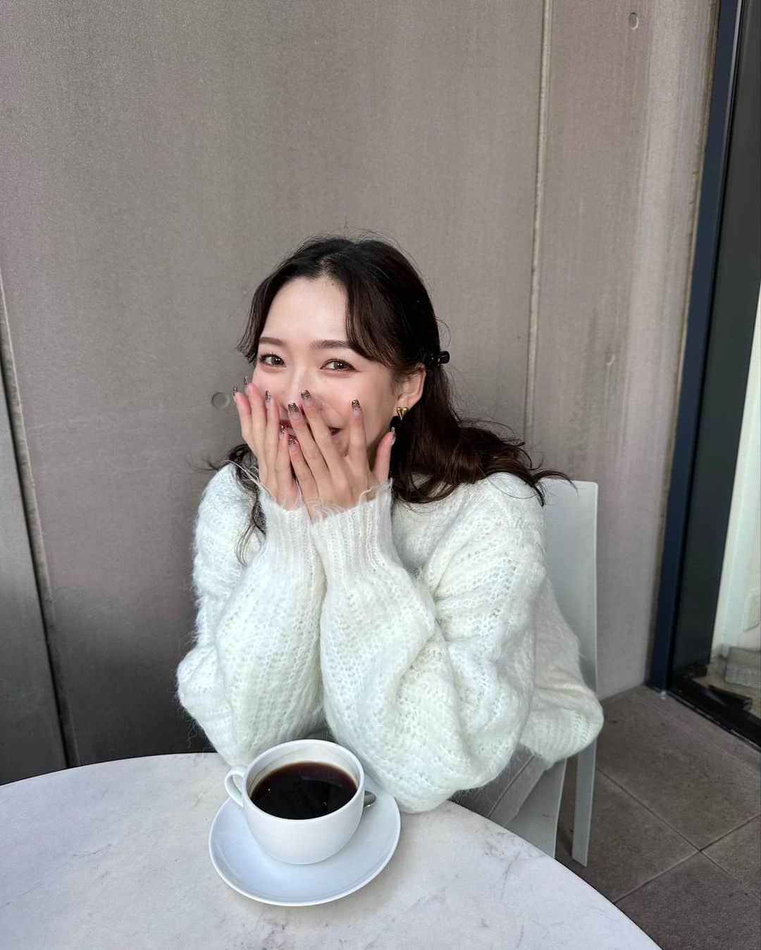 YUKIKOのインスタグラム：「. coffee time☕️💭 やっぱり冬のホワイトニットって可愛い🤍 ホワイトのニットカーデは @wego_zozo 🤍 ZOZOTOWNでクーポン出てたよ🫶🏻  #PR #WEGO #ZOZOTOWN #ZOZOTOWN購入品 #カーディガン #ウィゴー #冬コーデ」