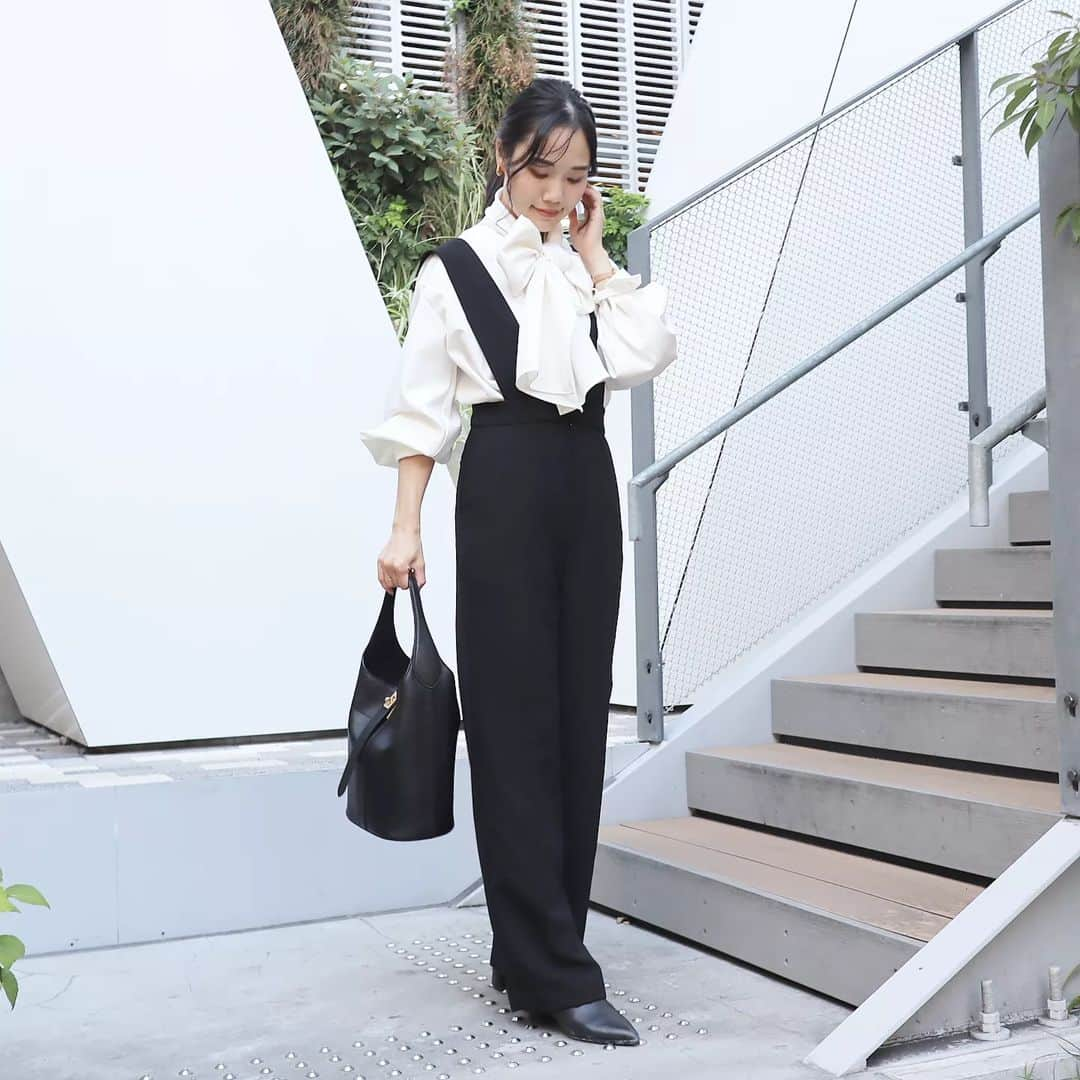 Eri Satoさんのインスタグラム写真 - (Eri SatoInstagram)「【white×blackコーデ】 · tops: @newans.official pants: @miharutall bag: @orsetto_official  · 大きなリボンがポイントの @newans.official 座談会に参加させて頂いた 春名亜美さんコラボのもの。 私っぽくないかなぁと思ったけど やっぱりかわいいっ🥰🎀 · パンツは前のだけど @miharutall 高身長向けのお洋服なので 私が着ても余裕🙌 脚がすっごく長く見える〜✨ · 11月ももうすぐ終わり🍂 そろそろツリー出そうかな🎄 · · #PR#newans#ハッシュニュアンス #高身長コーデ#ママコーデ#ファッション#コーディネート#プチプラ#プチプラコーデ#秋コーデ#mamagirl#locari#partegram#きれいめカジュアル#お洒落さんと繋がりたい」11月25日 20時55分 - satoeri626