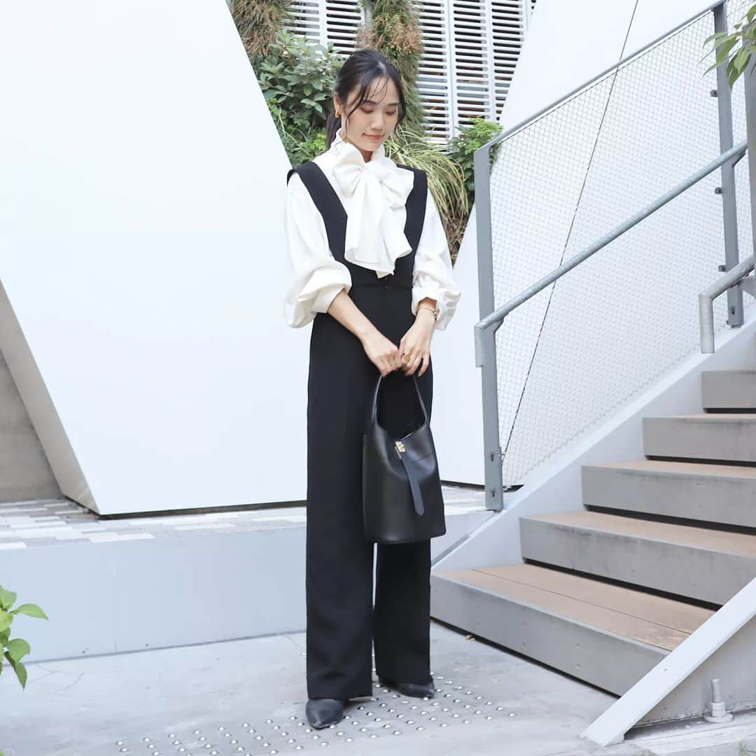 Eri Satoさんのインスタグラム写真 - (Eri SatoInstagram)「【white×blackコーデ】 · tops: @newans.official pants: @miharutall bag: @orsetto_official  · 大きなリボンがポイントの @newans.official 座談会に参加させて頂いた 春名亜美さんコラボのもの。 私っぽくないかなぁと思ったけど やっぱりかわいいっ🥰🎀 · パンツは前のだけど @miharutall 高身長向けのお洋服なので 私が着ても余裕🙌 脚がすっごく長く見える〜✨ · 11月ももうすぐ終わり🍂 そろそろツリー出そうかな🎄 · · #PR#newans#ハッシュニュアンス #高身長コーデ#ママコーデ#ファッション#コーディネート#プチプラ#プチプラコーデ#秋コーデ#mamagirl#locari#partegram#きれいめカジュアル#お洒落さんと繋がりたい」11月25日 20時55分 - satoeri626