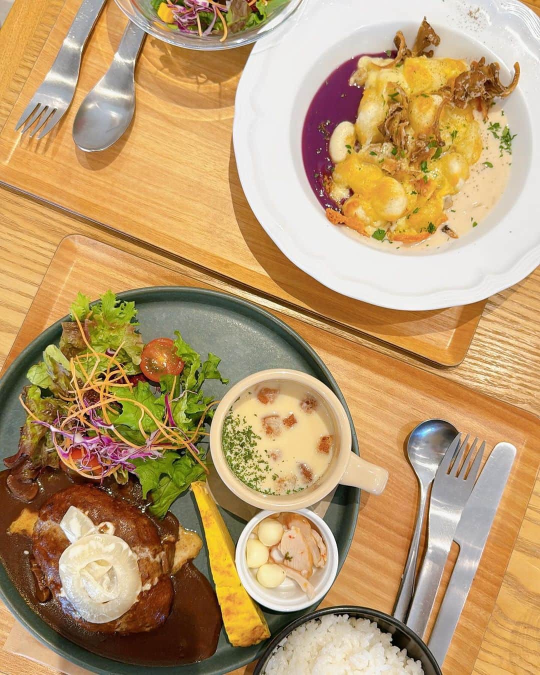 前川琳菜（りなち）さんのインスタグラム写真 - (前川琳菜（りなち）Instagram)「✩‧₊˚  lunch 𐩢𐩺 ( @oranger_cafe_wood )  伊勢の雰囲気良すぎるカフェ🤎 ハンバーグめちゃくちゃ美味しかったぁ🥰  ケーキも美味しそうすぎたから 次行くとき食べたい🫶🍰  ୨୧┈┈┈┈┈┈┈┈┈┈┈┈┈┈┈୨୧ 📍三重県伊勢市中村町325-2 🕒11:00〜17:00 📞0598-21-4040 ୨୧┈┈┈┈┈┈┈┈┈┈┈┈┈┈┈୨୧  #카페 #카페스타그램 #카페그램 #카페투어 #인스타카페 #예쁜카페 #카페맛집 #카페타임 #cafe #カフェ #カフェ巡り #カフェ活 #カフェスタグラム #おしゃカフェ #三重県カフェ #三重県グルメ #三重カフェ #三重グルメ #伊勢カフェ #伊勢グルメ」11月25日 20時55分 - rina__maekawa