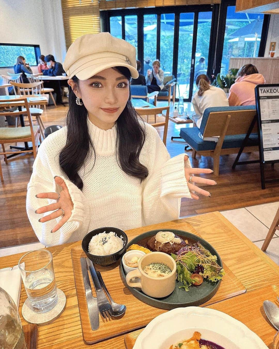 前川琳菜（りなち）さんのインスタグラム写真 - (前川琳菜（りなち）Instagram)「✩‧₊˚  lunch 𐩢𐩺 ( @oranger_cafe_wood )  伊勢の雰囲気良すぎるカフェ🤎 ハンバーグめちゃくちゃ美味しかったぁ🥰  ケーキも美味しそうすぎたから 次行くとき食べたい🫶🍰  ୨୧┈┈┈┈┈┈┈┈┈┈┈┈┈┈┈୨୧ 📍三重県伊勢市中村町325-2 🕒11:00〜17:00 📞0598-21-4040 ୨୧┈┈┈┈┈┈┈┈┈┈┈┈┈┈┈୨୧  #카페 #카페스타그램 #카페그램 #카페투어 #인스타카페 #예쁜카페 #카페맛집 #카페타임 #cafe #カフェ #カフェ巡り #カフェ活 #カフェスタグラム #おしゃカフェ #三重県カフェ #三重県グルメ #三重カフェ #三重グルメ #伊勢カフェ #伊勢グルメ」11月25日 20時55分 - rina__maekawa