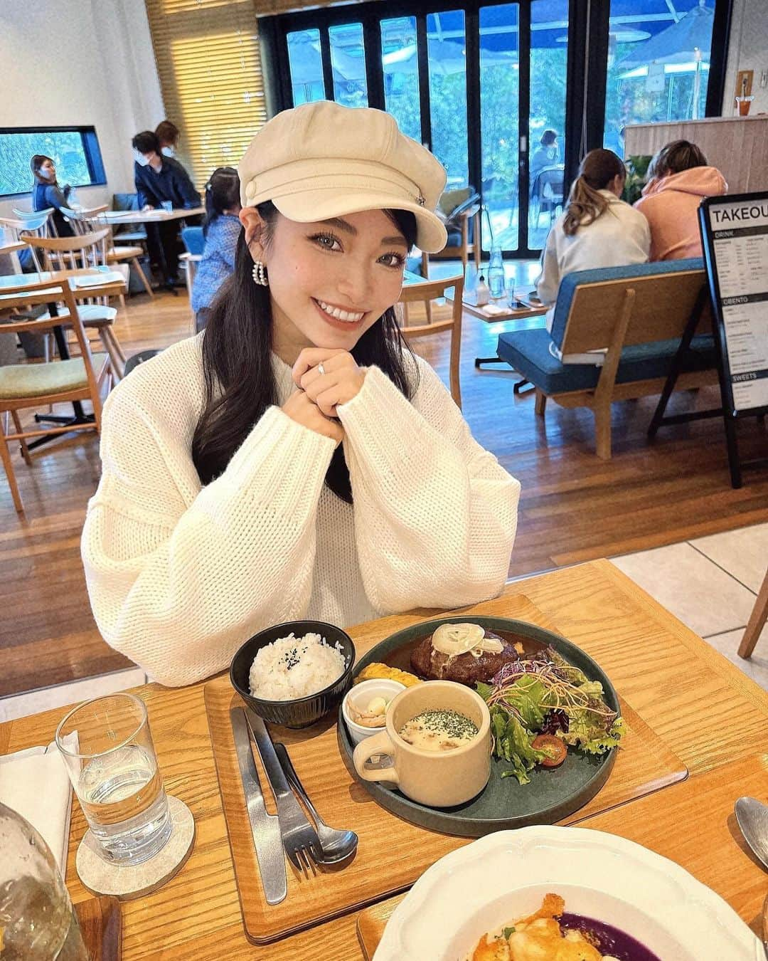 前川琳菜（りなち）さんのインスタグラム写真 - (前川琳菜（りなち）Instagram)「✩‧₊˚  lunch 𐩢𐩺 ( @oranger_cafe_wood )  伊勢の雰囲気良すぎるカフェ🤎 ハンバーグめちゃくちゃ美味しかったぁ🥰  ケーキも美味しそうすぎたから 次行くとき食べたい🫶🍰  ୨୧┈┈┈┈┈┈┈┈┈┈┈┈┈┈┈୨୧ 📍三重県伊勢市中村町325-2 🕒11:00〜17:00 📞0598-21-4040 ୨୧┈┈┈┈┈┈┈┈┈┈┈┈┈┈┈୨୧  #카페 #카페스타그램 #카페그램 #카페투어 #인스타카페 #예쁜카페 #카페맛집 #카페타임 #cafe #カフェ #カフェ巡り #カフェ活 #カフェスタグラム #おしゃカフェ #三重県カフェ #三重県グルメ #三重カフェ #三重グルメ #伊勢カフェ #伊勢グルメ」11月25日 20時55分 - rina__maekawa