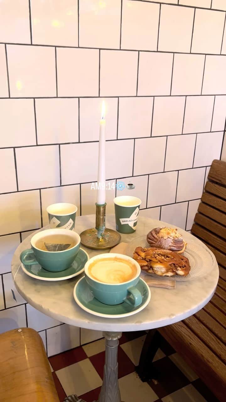 石井亜美のインスタグラム：「旅で出逢ったステキなカフェで朝食を🇬🇧  ロンドンに何店舗かある @fabriquebakery   訪れたのはHolborn店。  くるみやシナモンの”bun”が コーヒーと合うんですわ…☺️ (Bun＝ロールパンみたいな、丸パン！)  こちらではミルクのチョイスが豊富なのが 本当〜に嬉しい。  どこでも美味しいオーツミルクラテが飲める🤤  #london #londoncafe #fabrique #ロンドン #ロンドンカフェ #ロンドンモーニング #海外旅行 #海外 #旅行 #イギリス #イギリス旅行」