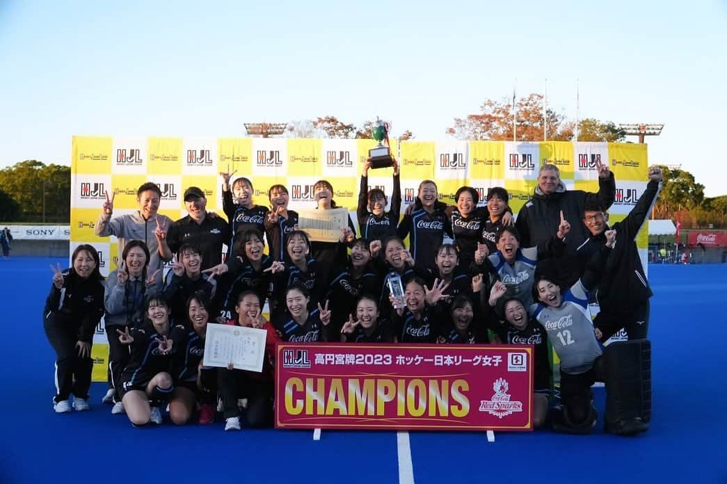 田中秋桜のインスタグラム：「2023 日本リーグ🇯🇵🏑　  　　　　完  いつも支えてくれる、応援してくれる皆さまのおかげで笑顔で終わることができました。いつも1番近くで助けてくれるスタッフ、チームメイトの笑顔が見れて嬉しい限りです。 後少しの2023シーズンも自分たちらしく頑張る🔥🫶🏼  #hockeyjapanleague #倒されまくる人 #誰か起こして #また倒される #greendebut #belegend #約束🤝🏼」