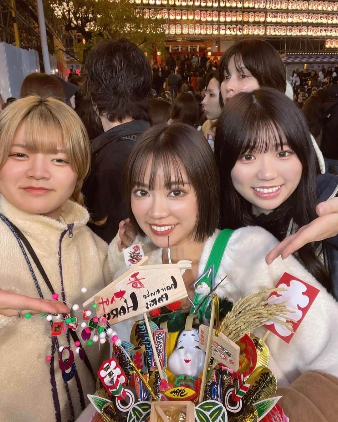 川畑春菜さんのインスタグラム写真 - (川畑春菜Instagram)「… 今年の酉の市🐓 PARiSの繁栄を🙏🙏✨ これからも皆んなで頑張ろっ❤️‍🔥✨  #ヘアメイク#酉の市#花園神社#商売繁盛#ヘアメイク事務所#ヘアメイクパリス#熊の手」11月25日 20時50分 - haru_1111