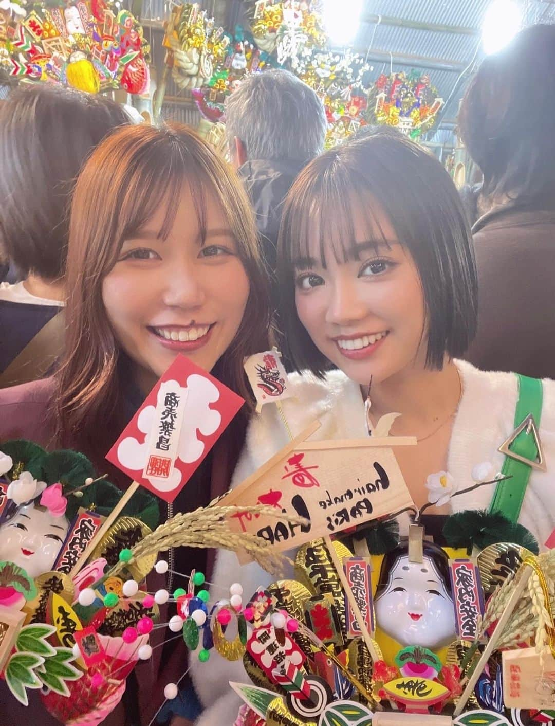 川畑春菜さんのインスタグラム写真 - (川畑春菜Instagram)「… 今年の酉の市🐓 PARiSの繁栄を🙏🙏✨ これからも皆んなで頑張ろっ❤️‍🔥✨  #ヘアメイク#酉の市#花園神社#商売繁盛#ヘアメイク事務所#ヘアメイクパリス#熊の手」11月25日 20時50分 - haru_1111