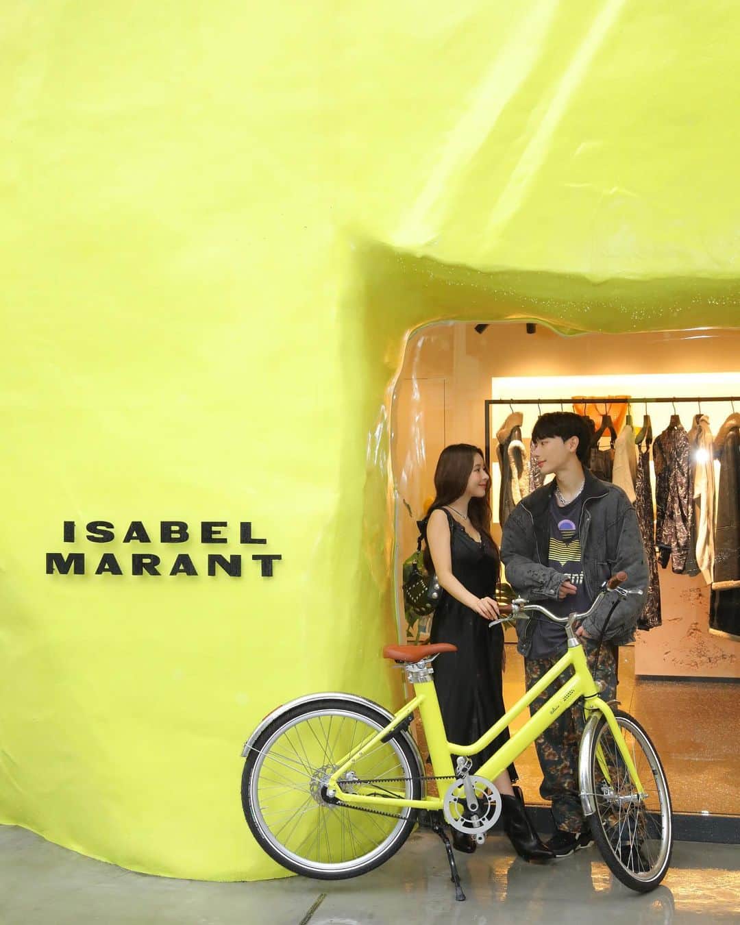 ミチのインスタグラム：「ISABEL MARANTがフランスの自転車ブランド「VOLTAIRE」とコラボレーション、電動アシスト自転車をVOLTAIREから限定販売💛   今週末からISABEL MARANT青山店でも展示予定とのこと✨ なんと！ISABEL MARANTの公式インスタグラムではこの自転車が当たる抽選キャンペーンも開催中💛 @isabelmarant  @voltaire.cycles #IsabelMarant #PR」