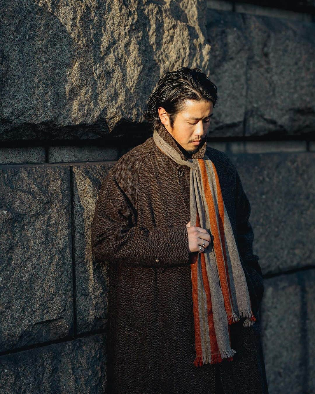 PITTI SNAP by BEAMSのインスタグラム：「Gentleman’s Outer 〜今、着たい。私の本命アウター。〜  ビームス プレス 芹沢良輔 @serizawa_ryosuke   「優美な落ち感を見せてくれる一枚袖のディテール。〈ビームスF〉のバルカラーコートはオーセンティックかつシンプルな顔つきで、どんなスタイルにも馴染んでくれる汎用性の高さが魅力です。こちらは〈ハリスツイード〉のブラウンヘリンボーンを載せることで、ヘリテージなクラシックさがよりいっそう際立った一着に仕上がっています。その空気感を活かしながら、今日は今の気分に乗せたカジュアルスタイルで。キリムベストやキャッツレッグのジャケットでブラウンを重ね、全体的に温かみのあるイメージに。バルカラーコートはフロントを閉めると素直な印象になりがちなので、ストールで動きをつけてるところもポイントです」  #mrbeams #beams #beamsf #brillaperilgusto #mensfashion」