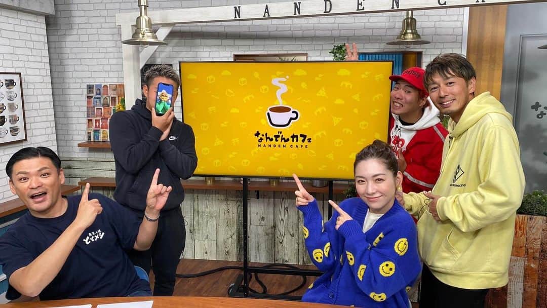 のインスタグラム：「先日ncm『なんでんカフェ』のスペシャルゲストに  レインボーミュージックANCHEさんとシックルワンさんのユニット『どりいまぁず』さんと野母崎非公式キャラクター『水仙マン』が来てくれました！  コラボ作品『ここにおいで』をスタジオで歌ってくれましたよー！  CDまでいただいちゃって嬉しいー！  皆さんも要チェックして下さいねー！  #ncm #なんでんカフェ #タナカハルナ #どりいまぁず #水仙マン #長崎亭キヨちゃんぽん」