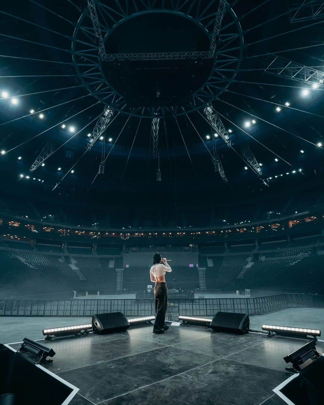 インナのインスタグラム：「Excited to be back to Prague after so many years! See you tonight on O2 Arena! ❤️❤️❤️ @kissradiokiss」