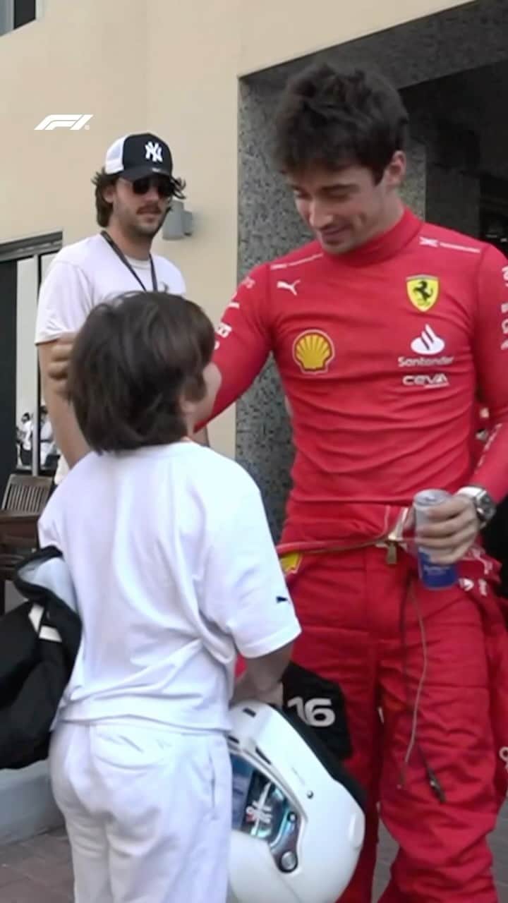 シャルル・ルクレールのインスタグラム：「Charles Leclerc makes a young fan’s day 🥰  #F1 #Formula1 #AbuDhabiGP @charles_leclerc @scuderiaferrari」