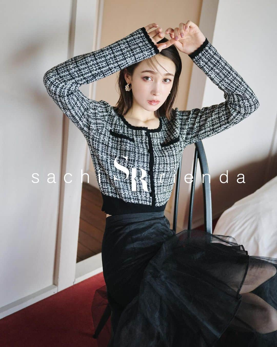 SHEL'TTER WEB STOREのインスタグラム：「Sachi × rienda Special Collaboration...♡ ㅤㅤㅤㅤㅤㅤㅤㅤㅤㅤㅤㅤㅤ 11.23(thu) Release ✔︎  - - - - - - - - - - - - - - - - - - - - -  モデルとして活躍する藤井サチさんの センス溢れるイメージからデザインを揉み、 何度も修正を重ね出来上がった コラボレーションアイテム第二弾🕊 ㅤㅤㅤㅤㅤㅤㅤㅤㅤ 藤井サチさんらしい 柔らかなパステルカラーを貴重とした カラーバリエーションで登場🤍  モデルならではの美的センスと、 美しいシルエット、着心地、色味、 全てに拘りの詰まったコレクションとなっております！  - - - - - - - - - - - - - - - - - - - - -  ☑︎ツイードKnit CD TOP BLK/GRN/PNK/BLU ¥9,240(tax in)  - - - - - - - - - - - - - - - - - - - - -  【商品取扱店舗】  < SHELʼTTER WEBSTORE > 2023年11月23日(木)AM 10:00〜 発売開始  < 店舗 > 2023年11月23日(木)発売  ルミネエスト新宿店・渋谷109店・横浜店 ルミネ立川店・ルクア大阪店・ラゾーナ川崎店 ららぽーと船橋店・名古屋パルコ店 梅田店・ソラリアプラザ店・札幌店  - - - - - - - - - - - - - - - - - - - - -  【Special Novelty】  コラボアイテムを含む 税込¥20,000以上ご購入のお客様に 先着順で"SRストール"をプレゼント🎁  お好きなカラーをお選び頂けます♡  ※無くなり次第終了となります。  - - - - - - - - - - - - - - - - - - - - - #rienda #藤井サチ #sachi_rienda #デートコーデ #お出かけコーデ #女子会コーデ #ロングコート #ブラウスコーデ #きれいめコーデ」