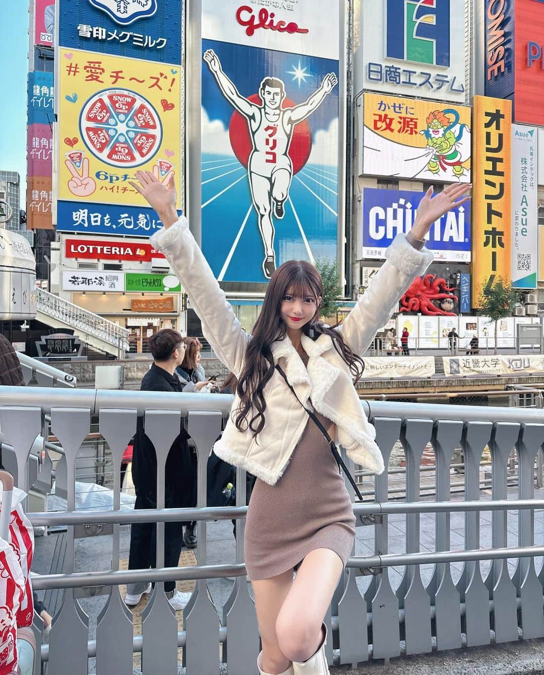 山広美保子さんのインスタグラム写真 - (山広美保子Instagram)「グリコー！！ . . . . .  #大阪#大阪観光 #大阪グルメ #道頓堀 #心斎橋 #ミナミ #難波 #グリコ  #大阪観光 #大阪グルメ #私服 #全身コーデ #アイドル #idola #lucu #cantik #ไอดอล  #follow #フォロワー募集中 #いいね返し  #大人 #大人女子 #大人女子コーデ #美脚 #撮影 #タイトスカート #ニット #ニットワンピース #冬服 #resexxy #太もも #ロングブーツ」11月25日 20時56分 - yamahiromihoko