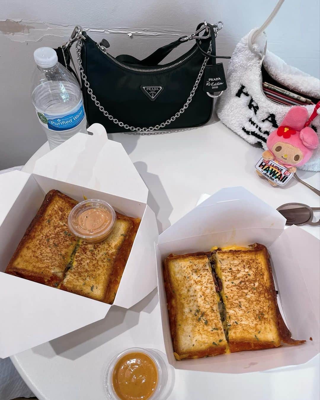 あみのインスタグラム：「📍ALOHA MELT おいしかった🫶🏻 2人でひとつで充分なくらいボリューミー！ 普通に白の服に落としておわた⭐️ . #hawaii #hawaiifood #honolulu」