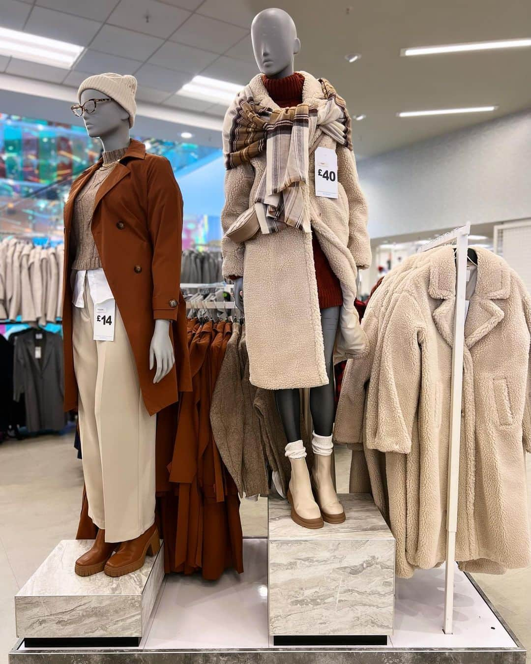 プリマークのインスタグラム：「Cosy vibes only for our mannequins ☑️ #Primark #InStoreNow」