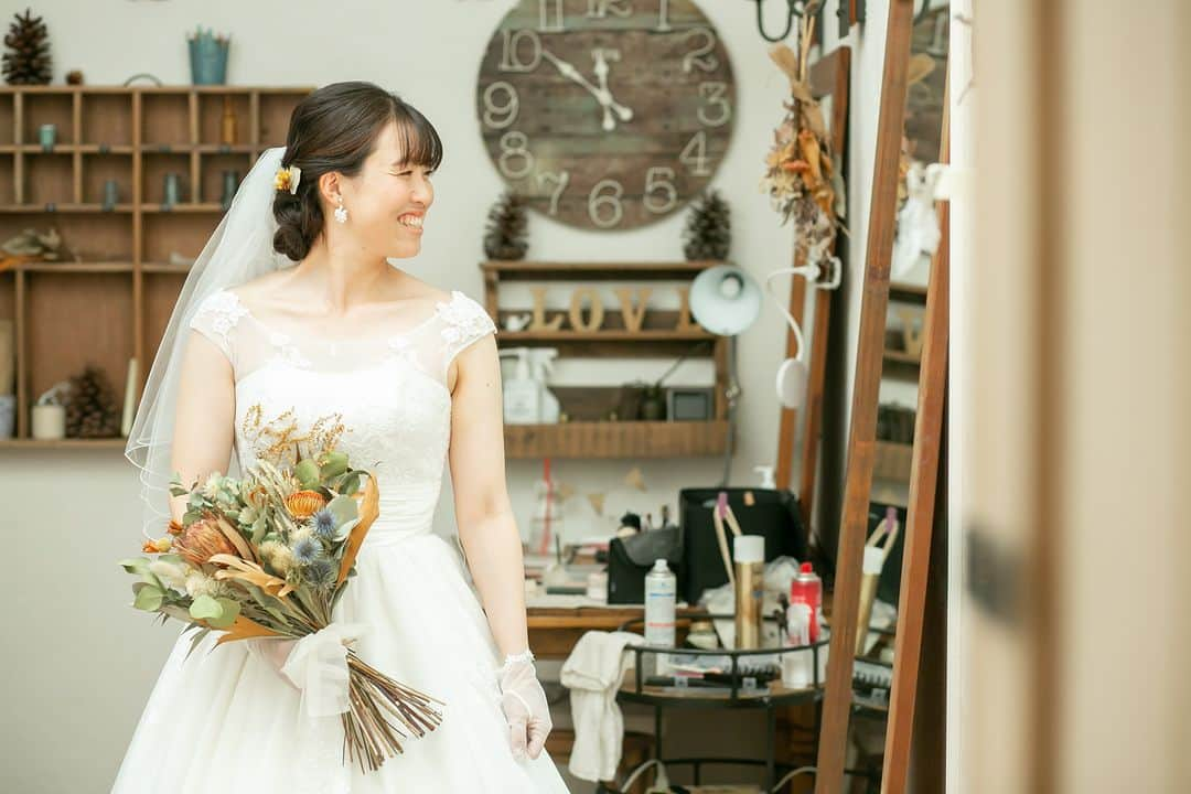 BARN&FOREST148のインスタグラム：「#100年後も語り継がれる結婚式 ・ ・ Dried flower bouquet...*  ブライダルフェアのご予約やお問合せは InstagramのDMでも承っております*  #ドライフラワー #ドライフラワーブーケ #ブーケ #花束 #千葉花嫁 #ナチュラルウエディング #バーンアンドフォレスト148 #148cafe #ガーデンウエディング #barnandforest148 #卒花嫁 #プレ花嫁 #千葉結婚式 #バーンウエディング #barnwedding #weddingcakedesign #ラスティックウエディング #バーンアンドフォレスト #ガーデン挙式 #weddingcake #ケーキ #148花嫁 #流山おおたかの森 #千葉結婚式場 #結婚式場 #weddingcakesideas」