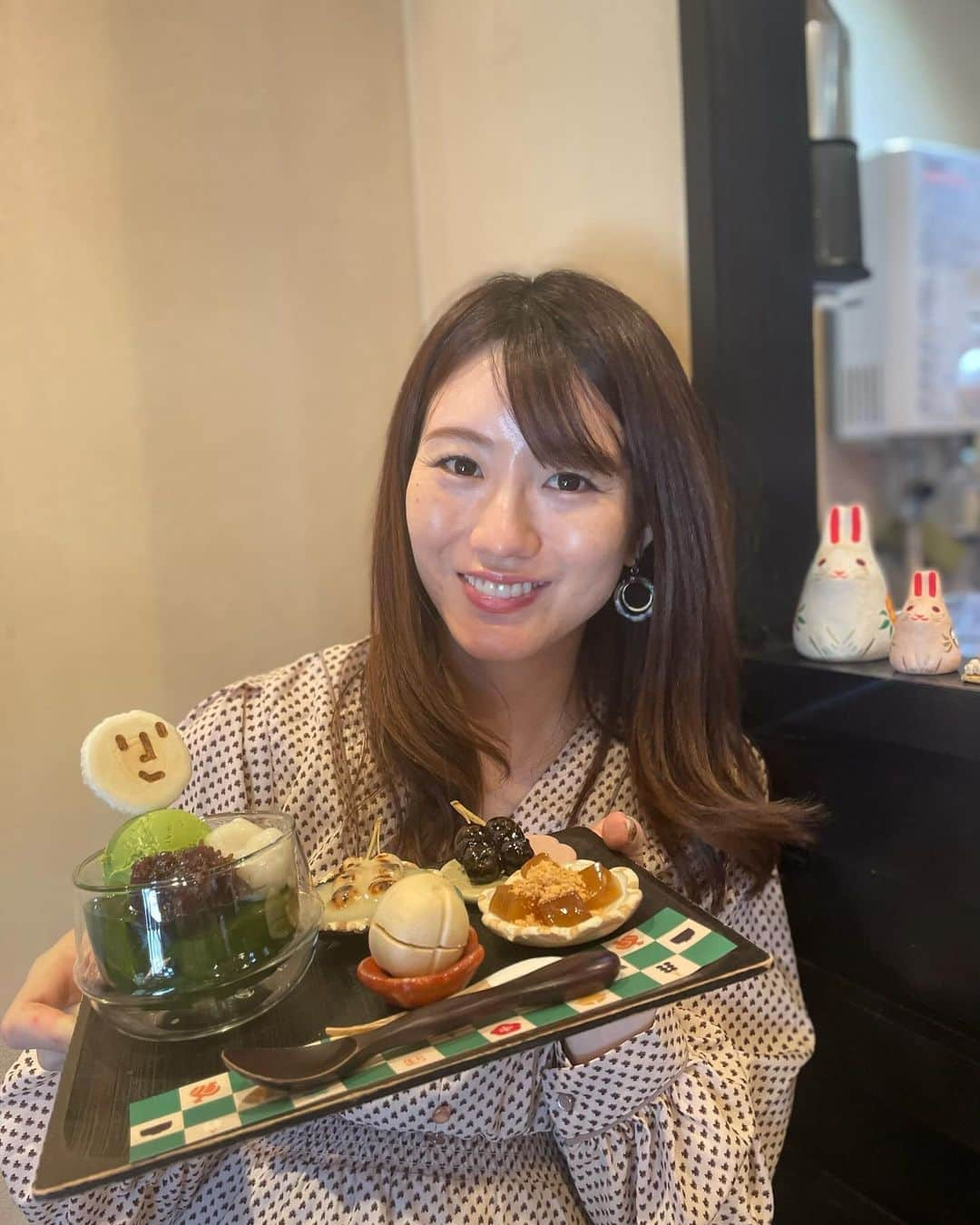 にゃんさんゴルフのインスタグラム：「八坂神社の近く🙆‍♀️ 小腹が空いてお団子🍡  1枚目の写真 斜めになってるけどよくこぼれなかったなぁ🤣😂笑  #十文堂#和菓子#お団子#おだんご#🍡 #京都グルメ#京都カフェ#京都観光#八坂神社 #kyoto#jumondo」