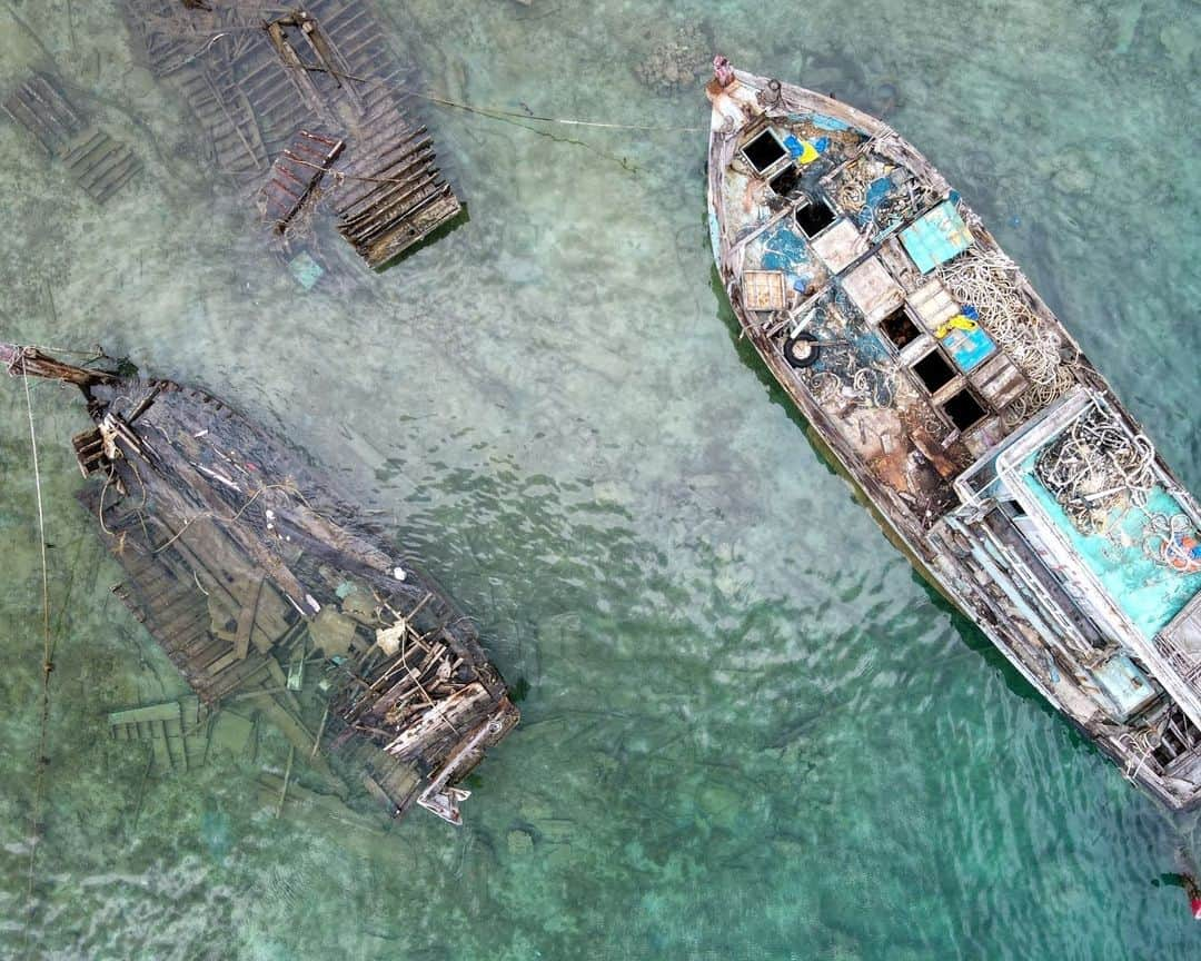 AFP通信さんのインスタグラム写真 - (AFP通信Instagram)「Broken ships are seen on Natuna waters, Indonesia.⁣ ⁣ 📷 @bayismoyo #AFP」11月25日 21時00分 - afpphoto