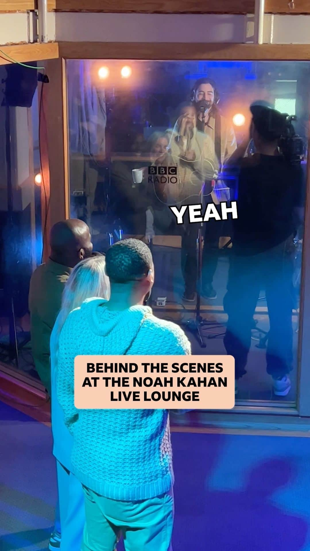 BBC Radioのインスタグラム：「behind the scenes at @noahkahanmusic's #livelounge ✨」