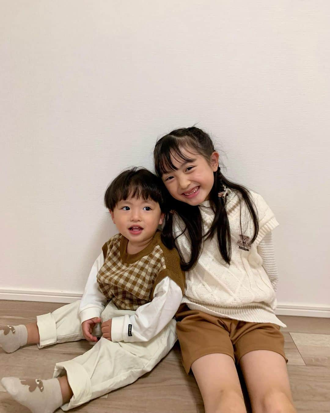 satomiさんのインスタグラム写真 - (satomiInstagram)「🧸🤎  ベストコーデ🎀 かわいい🤍🤍  ピンクのキャリーバッグが すごく邪魔だなあ🫣笑  りいなのおもちゃだけど ふうとの大のお気に入りで この中に車を入れてお散歩（爆走）してます👀  🧒🏻 tops #petitmain  pants #バースデイ #teteatete   👧🏻 tops / pants #grbirthday #tinymanon  vest #しまむら  #8歳 #1歳11ヶ月 #生後23ヶ月 #令和3年ベビー #6歳差 #6歳差姉弟 #姉弟 #小学生 #小学2年生 #小2 #riina93linkcode #リンクコーデ  #姉弟コーデ #姉弟リンクコーデ #親子リンクコーデ #淡色コーデ #プチプラコーデ  #ベスト #ベストコーデ #くまさん  #くまちゃん」11月25日 21時12分 - riina.93