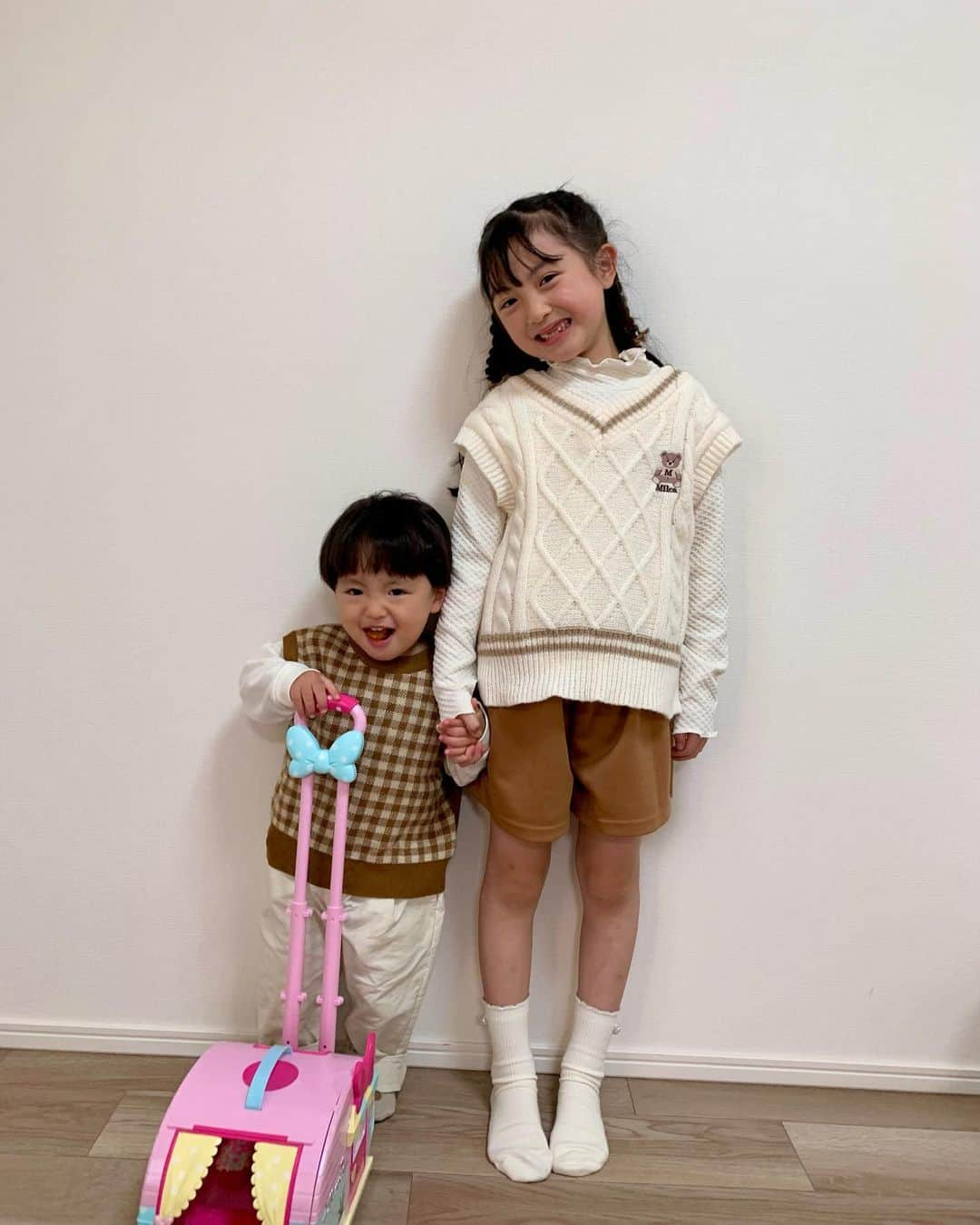 satomiのインスタグラム：「🧸🤎  ベストコーデ🎀 かわいい🤍🤍  ピンクのキャリーバッグが すごく邪魔だなあ🫣笑  りいなのおもちゃだけど ふうとの大のお気に入りで この中に車を入れてお散歩（爆走）してます👀  🧒🏻 tops #petitmain  pants #バースデイ #teteatete   👧🏻 tops / pants #grbirthday #tinymanon  vest #しまむら  #8歳 #1歳11ヶ月 #生後23ヶ月 #令和3年ベビー #6歳差 #6歳差姉弟 #姉弟 #小学生 #小学2年生 #小2 #riina93linkcode #リンクコーデ  #姉弟コーデ #姉弟リンクコーデ #親子リンクコーデ #淡色コーデ #プチプラコーデ  #ベスト #ベストコーデ #くまさん  #くまちゃん」