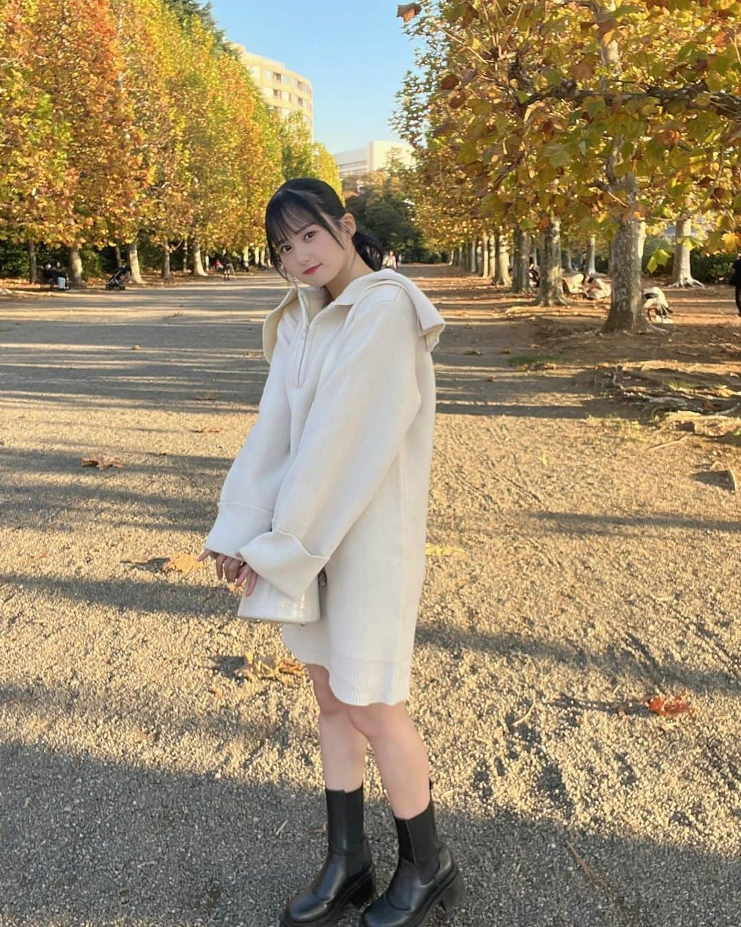 前田彩佳さんのインスタグラム写真 - (前田彩佳Instagram)「秋🍁 寒くなってきたから手温めよろしくお願いします🫣   #ootd  #selfie  #selca  #셀카  #셀카그램  #today  #look  #自撮り  #自撮り界隈  #自撮り女子  #アイドル  #地下アイドル  #japanesegirl  #followme  #いいね返し  #今日のコーデ  #dazzlin  #暗髪  #ワンピース  #秋  #紅葉」11月25日 21時04分 - _ayaka1218