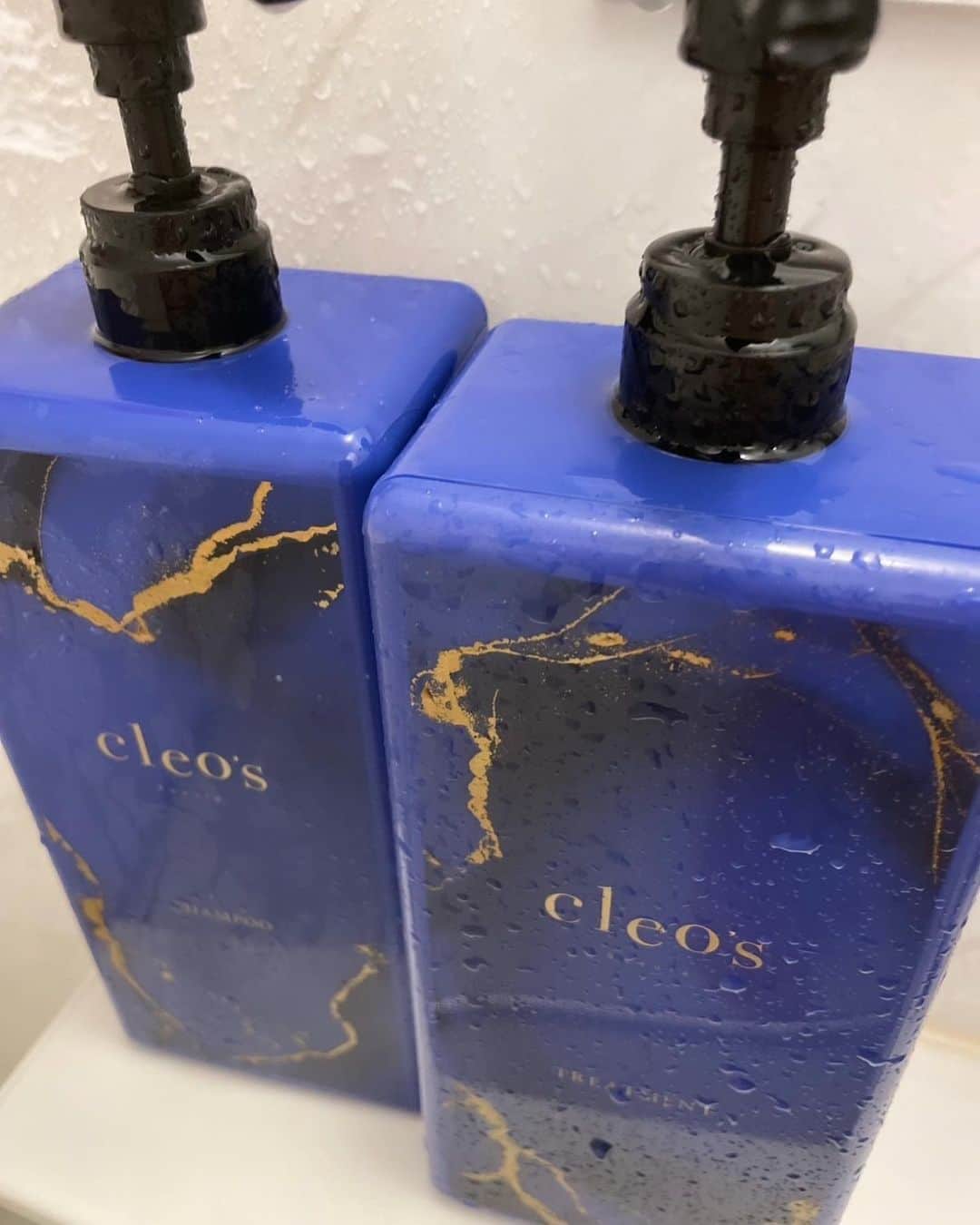 佐野友妃子さんのインスタグラム写真 - (佐野友妃子Instagram)「最近はずっとCleo's Beautéのシャントリ使ってるんだけど他のシャンプー使ってみると改めてCleo'sの良さがよくわかった。🥺🥺  まず香り！！ ボトルワンプッシュしただけでバスルームがCleo'sのウッディな香り🍋 美容成分の力で泡立ちもいい🫧  あとはなんと言ってもこの時期一番の乾燥、湿気！髪が全くまとまらない〜ダメージが一生治らない〜〜とか！ 髪悩み上げたらキリないって人！私はCleo' s使ってるだけ悩み知らずの髪質なれたから諦めないで！！🐌  美容成分99%の、髪に良いものだけを詰め込んだ贅沢シャントリなの！ 香りの秘訣もこの99%💞  お家のケアこだわるのがとにかく大事って思ったから、疲れてお風呂めんどくさいって日も使いたくなるCleo'sぜひ始めて欲しい！！  このCleo'sが今1000個限定で、お得に買えるキャンペーン中！！ 3日間限定で数量限定だから🥹🥹🥹  私のハイライト（Cleo's）から！！  #pr #cleos #シャンプー　#トリートメント　#美容液　#ヘアケア　#美容グッズ　#ホームケア　#髪質改善　#パサつき　#まとまりヘア　#美髪」11月25日 21時05分 - yukikosano1111