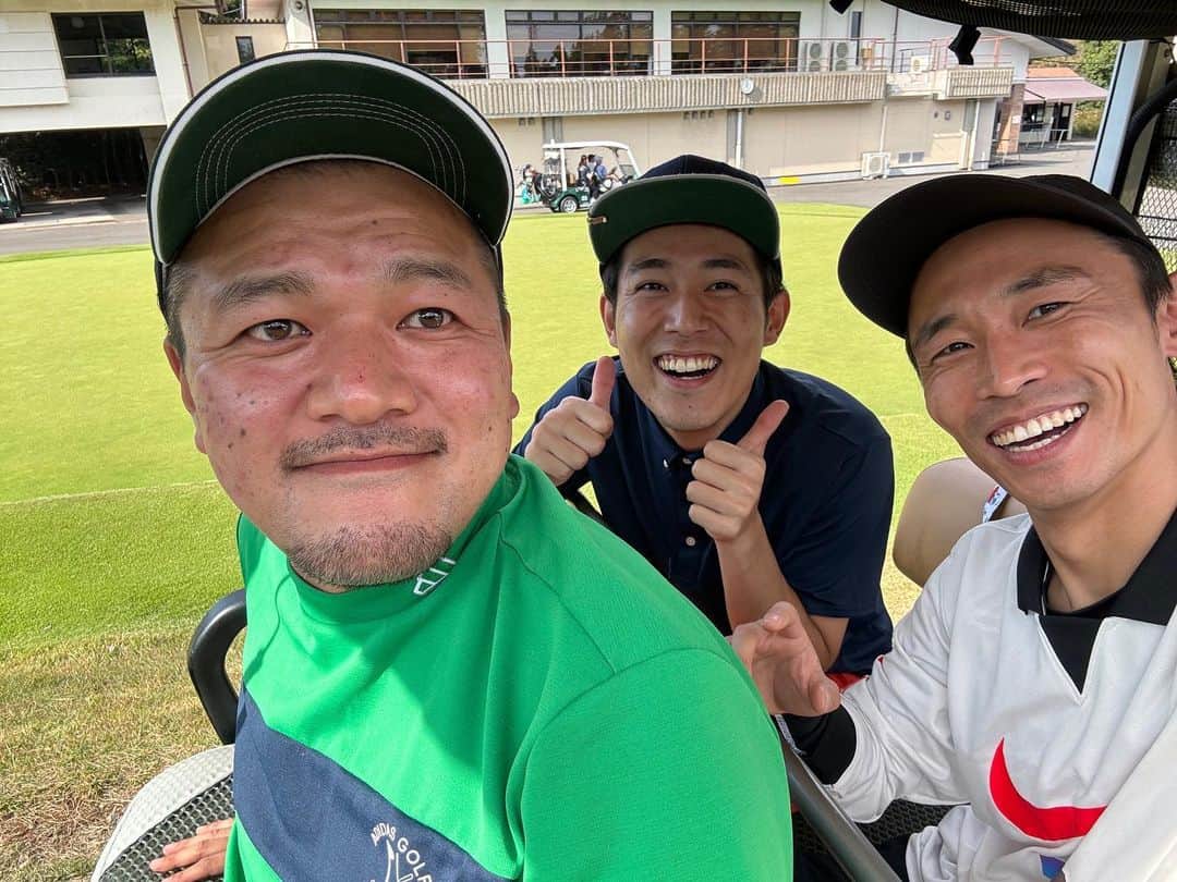 須藤誠人さんのインスタグラム写真 - (須藤誠人Instagram)「【#長期休暇 備忘録②】 気づけば2年近くロケでご一緒させていただいている #カミナリ のお二人と #ゴルフ に行ってきました⛳️ ロケではもちろんのこと、 ゴルフの間も笑いっぱなしでした😆 スコアはものすごく僅差。 ワイワイ和やかな雰囲気で、 とにかく褒め合ってました✨ たくさん打ちましたが これでも僕は #自己ベスト 更新です。笑  そんなお二人とのロケの模様が あすの #とびっきり 日曜版で放送です☀️ #藤枝市 で広報丸投げツアー⚡️ 今回も楽しい旅になっています！ ぜひあすごご4:00〜よろしくお願いします👀  #まなぶ さん #たくみ さん #須藤誠人 #静岡朝日テレビ」11月25日 21時05分 - satv_makoto_sudo