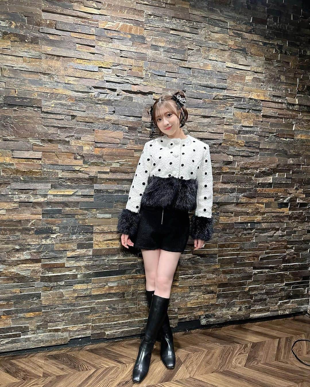 小玉梨々華さんのインスタグラム写真 - (小玉梨々華Instagram)「今日の衣装⚪️⚫️ カレンダー発売イベント2日間ありがとうございました♡」11月25日 21時07分 - ririka_kodama