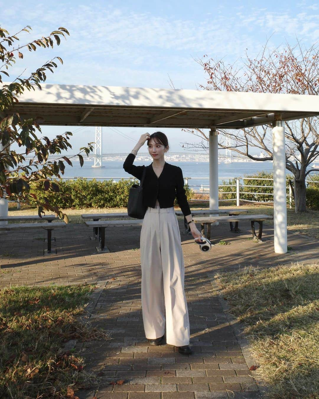 石元歩唯のインスタグラム：「いつかの私服🍂 tops @loewe  pants @amel_official__  bag @therow」