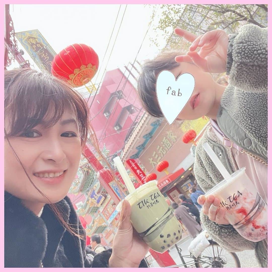 小林亜里紗のインスタグラム：「#横浜中華街　で　#ムスメ　初めての　#タピオカ 嬉しそうでなによりでしたが。 受け取る時に　ベビタッピ❣️と叫ぶのやめて。笑 お姉さんに笑われてしまった🤣 #タピオカ全部がベビタピではない。 #6歳7ヶ月」