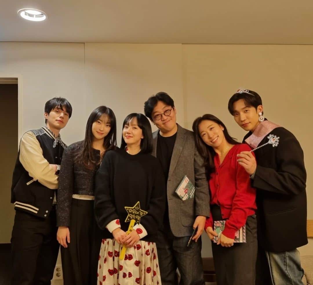 jiesuuのインスタグラム：「#싱글인서울 가족들🫶🏻무대인사 즐거웠어요! 내일 또 만나요🩵」
