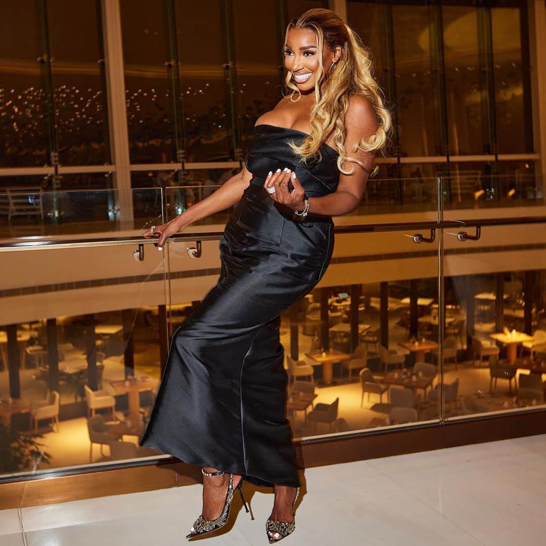 ネネ・リークスのインスタグラム：「A beautiful evening for a beautiful soul @melt.mideast  #UAE @iamsteveharveytv  @jumeirahsaadiyat   Dress: @harvey_cenit  Shoes: @alexandermcqueen Smile: Happiness by me Glam @flairbywinnie Hair: @hairbykenny1 Photo: @beastwilliams_」