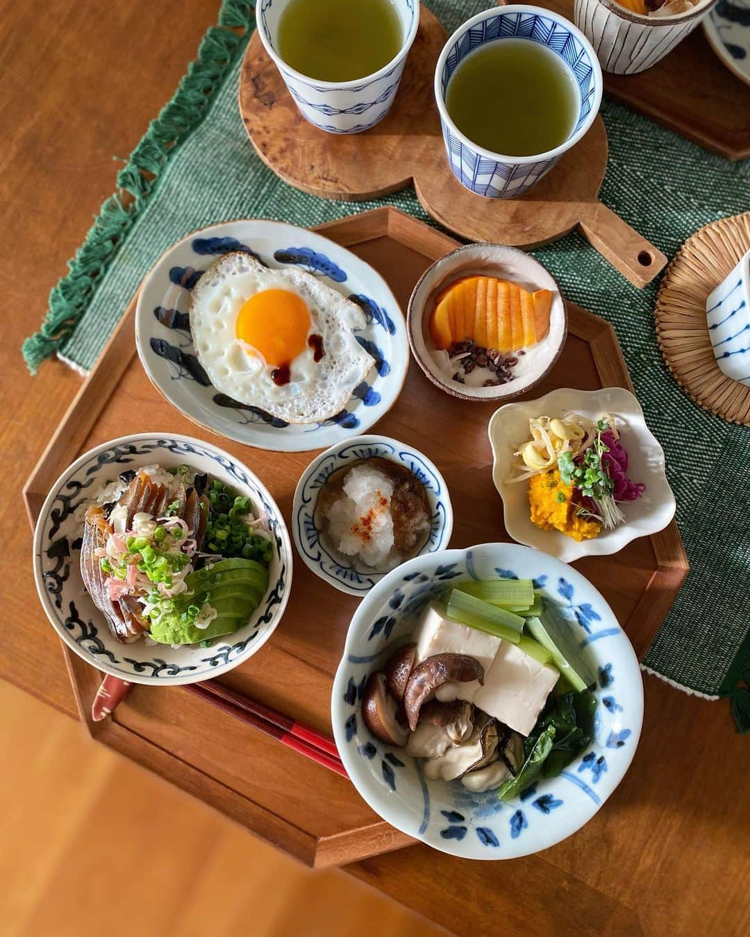 kokochiyoiのインスタグラム：「2023/11/25 寒い寒い寒い朝は 湯豆腐♨️  ・鯵の漬け丼🐟アボカド🥑添え ・湯豆腐、牡蠣入り🦪  ・目玉焼き🍳 ・かぼちゃサラダ ・紫キャベツのマリネ ・豆もやしのナムル ・ブロッコリースプラウト  ・柿の豆乳グルト ・緑茶🍵  急激に冷え込んだので、 今朝はあったか湯豆腐😙 牡蠣も入れちゃって 朝から幸せ…💕  最近、息子が スプラウトのシャキシャキ感に ハマっています🌱  👦🏻「あ〜やっぱり 雑草とは違うよね〜❤️」  え…雑草 食べたこと あるの… #ワイルドライフ  明日も関東は寒そう⛄️ 皆さまご自愛くださいね♨️  ✳︎  ↓#今日のうつわ(一部) 湯豆腐の器は#清水なお子 さん。 めちゃくちゃ使いやすくて、 お鍋の季節は頻出です🍲  #湯豆腐 #和食ごはん」