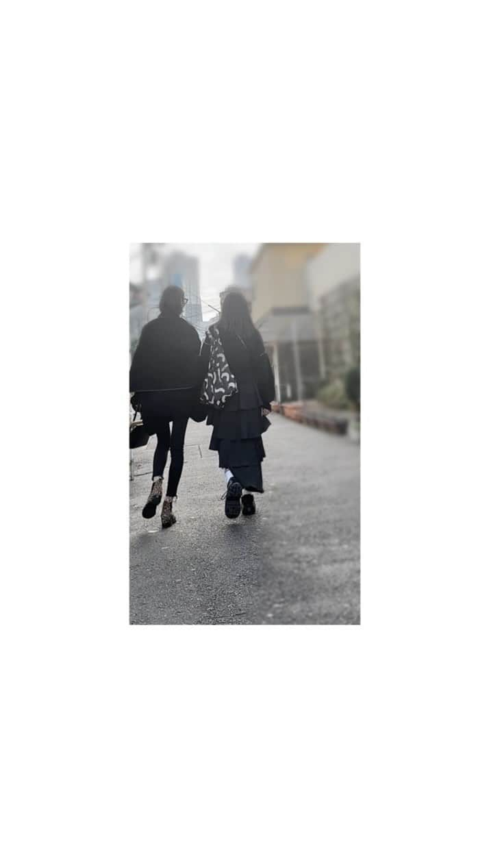 小林有里のインスタグラム：「♡ 姉妹と新大久保♡ . . hanaboのお誕生日が近いので 行きたい♡のご要望のままに。 . おチビはねぇねのプレゼント買えて かなりご満悦でした😘 #姉love . . . すごーい人に驚きつつ、 愉快な1日でした😉🤍 . . . #新大久保 #食べ歩き #小林家の休日」