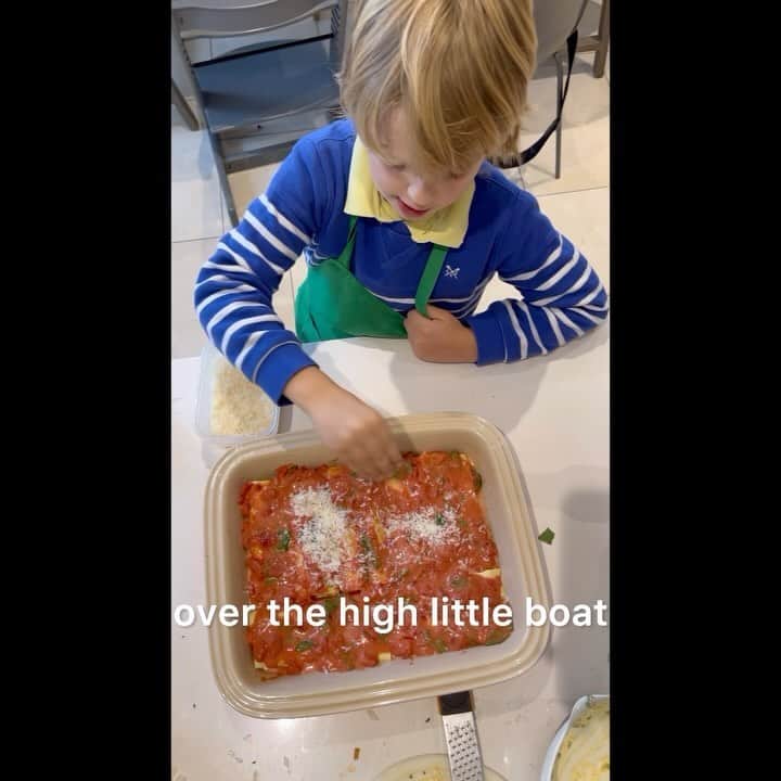キャット・ディーリーのインスタグラム：「Milo and I made @iamginodacampo cannelloni from @thismorning  Tough crowd !!! It was delicious ! 😹」