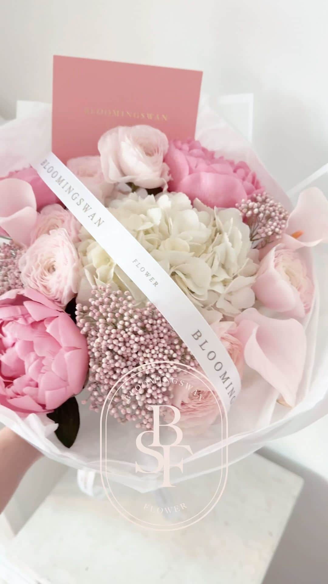 Florist.janeのインスタグラム：「고급 수입 작약과 라넌큘러스 하노이가 들어간 프리미엄 라벨 꽃다발 💘  이 시기에 작약은 아주 귀하쥬잉~~ 그래도 블스는 쓰죠잉~~💘   📞02.511.3109 💬카카오톡 janejoung310 💬문자 01028907799 🌸강남구 논현동 219-6번지 1층 핑크색 꽃집」
