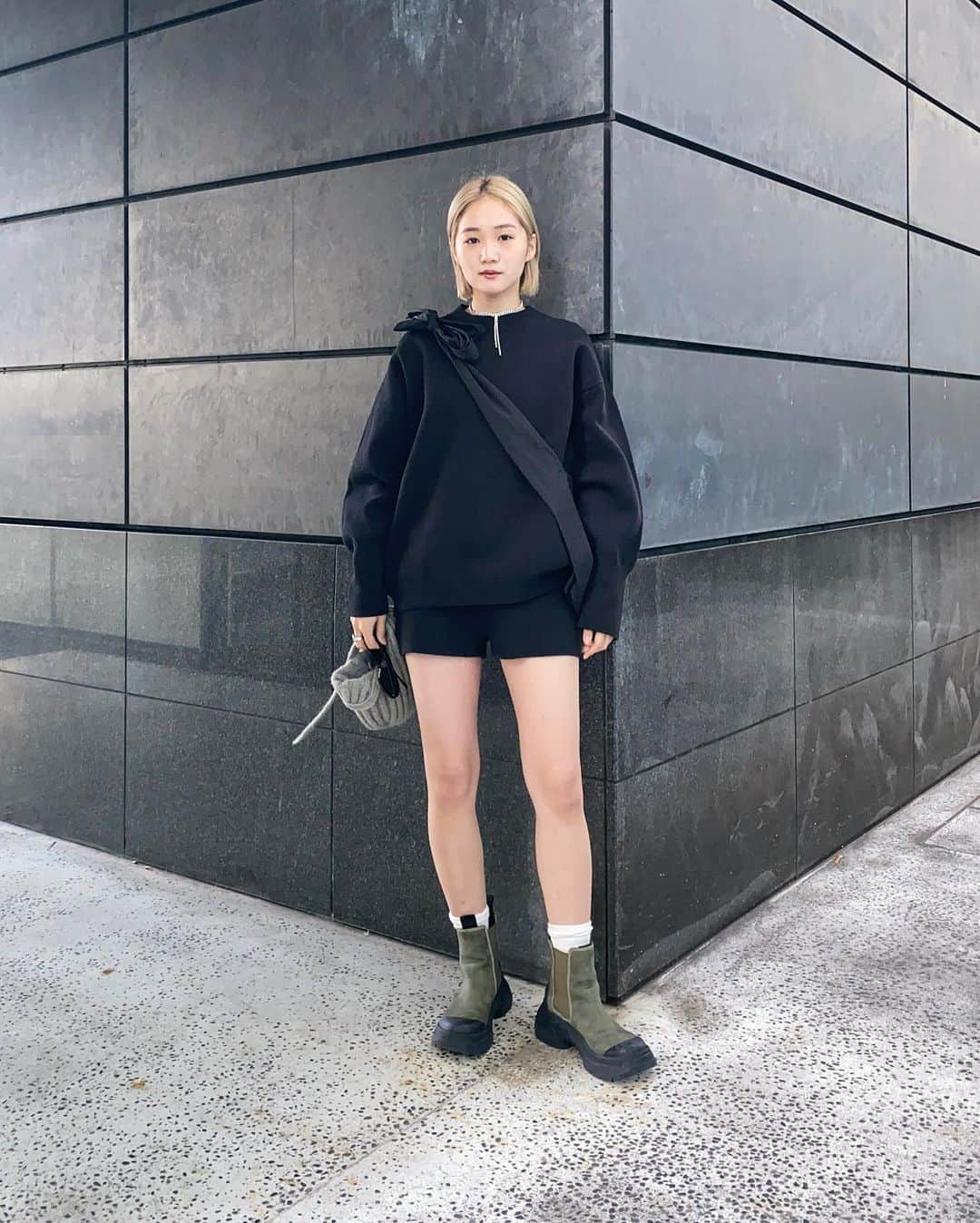 MOUSSY SNAPのインスタグラム：「#MOUSSYSNAP @aoichuman 165cm  ・M_DOUBLE KNIT TOP(010GA370-5490) ・M_DOUBLE KNIT SHORTS(010GA370-5500) ・M_ TAPE TIE BIG TOTE(010GA351-5290) ・CHUNKY RUBBER BOOTS(010GAT52-5430) 全国のMOUSSY店舗／SHEL'TTER WEBSTORE／ZOZOTOWNにて発売中。  #MOUSSY #M_MOUSSY」